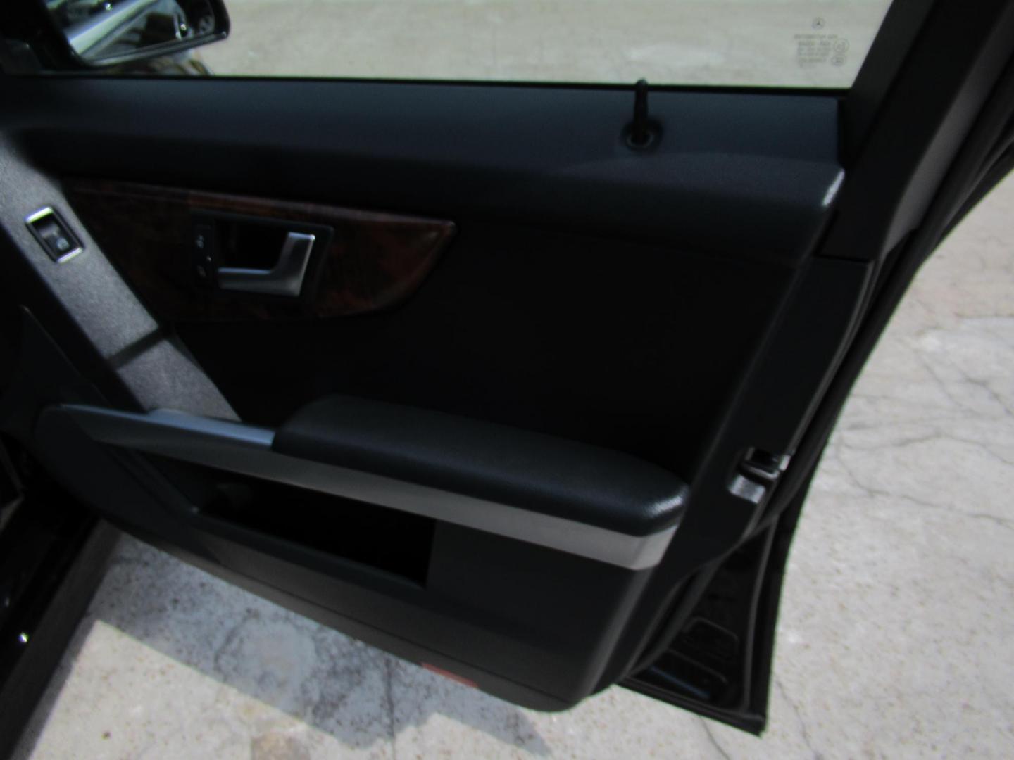 2012 Black /Black Mercedes-Benz GLK-Class GLK350 4MATIC (WDCGG8HB0CF) with an 3.5L V6 DOHC 24V engine, Automatic transmission, located at 1511 North Shepherd Dr., Houston, TX, 77008, (281) 657-1221, 29.798361, -95.412560 - 2012 MERCEDES-BENZ GLK 350 4MATIC VIN: WDCGG8HB0CF887299 W D C G G 8 H B 0 C F 8 8 7 2 9 9 4 DOOR WAGON/SPORT UTILITY 3.5L V6 F DOHC 24V GASOLINE ALL WHEEL DRIVE - Photo#13