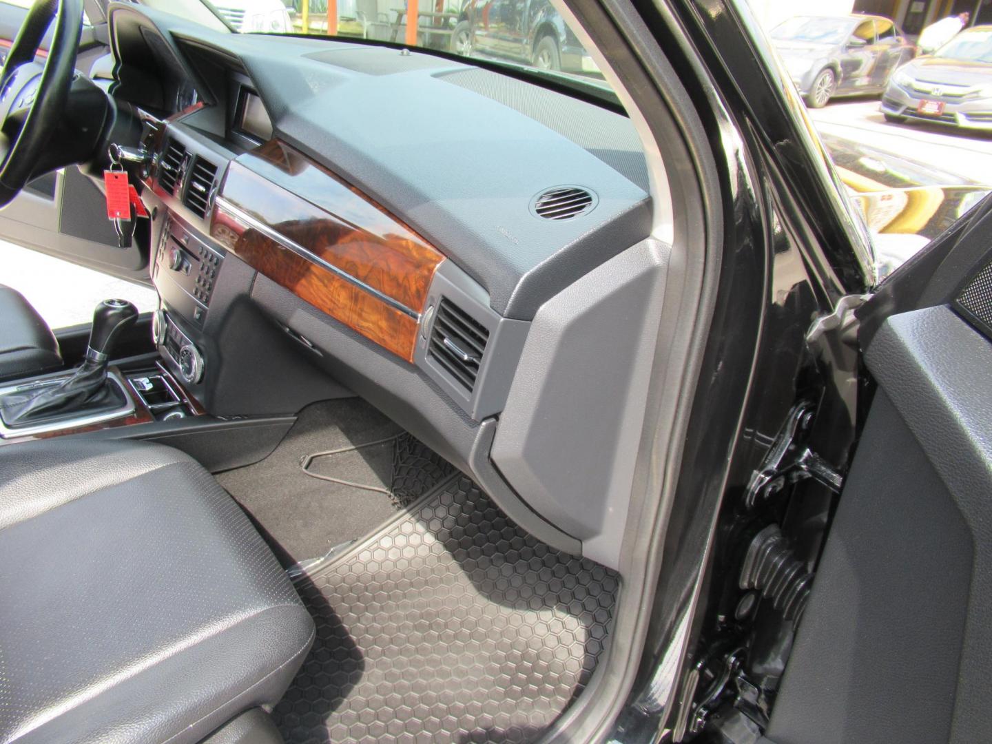 2012 Black /Black Mercedes-Benz GLK-Class GLK350 4MATIC (WDCGG8HB0CF) with an 3.5L V6 DOHC 24V engine, Automatic transmission, located at 1511 North Shepherd Dr., Houston, TX, 77008, (281) 657-1221, 29.798361, -95.412560 - 2012 MERCEDES-BENZ GLK 350 4MATIC VIN: WDCGG8HB0CF887299 W D C G G 8 H B 0 C F 8 8 7 2 9 9 4 DOOR WAGON/SPORT UTILITY 3.5L V6 F DOHC 24V GASOLINE ALL WHEEL DRIVE - Photo#14