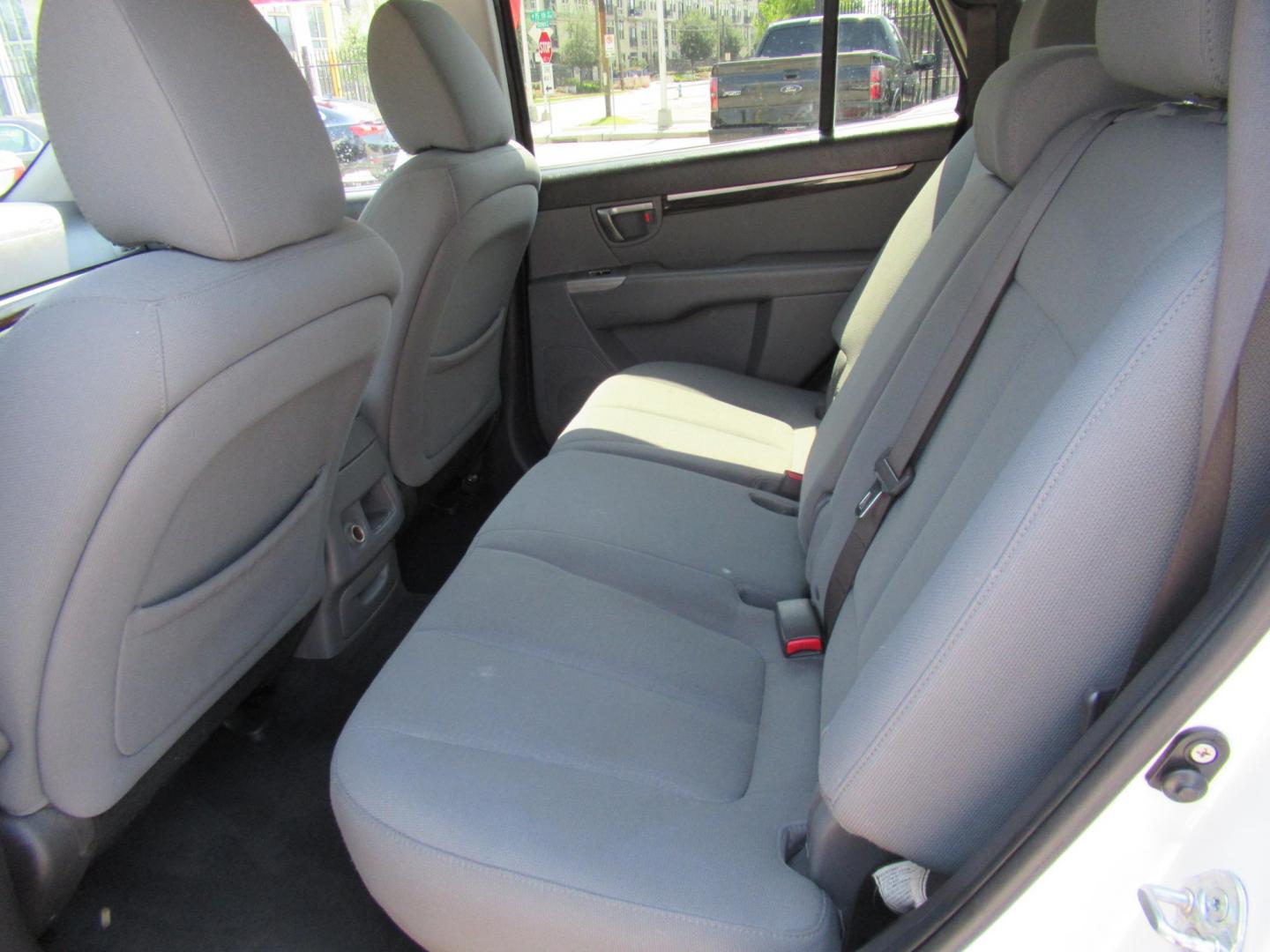 2010 White /Gray Hyundai Santa Fe GLS 2.4 FWD (5NMSG3AB1AH) with an 2.4L L4 DOHC 16V engine, Automatic transmission, located at 1511 North Shepherd Dr., Houston, TX, 77008, (281) 657-1221, 29.798361, -95.412560 - 2010 HYUNDAI SANTA FE GLS VIN: 5NMSG3AB1AH355492 5 N M S G 3 A B 1 A H 3 5 5 4 9 2 4 DOOR WAGON/SPORT UTILITY 2.4L I4 F DOHC 16V GASOLINE FRONT WHEEL DRIVE - Photo#1