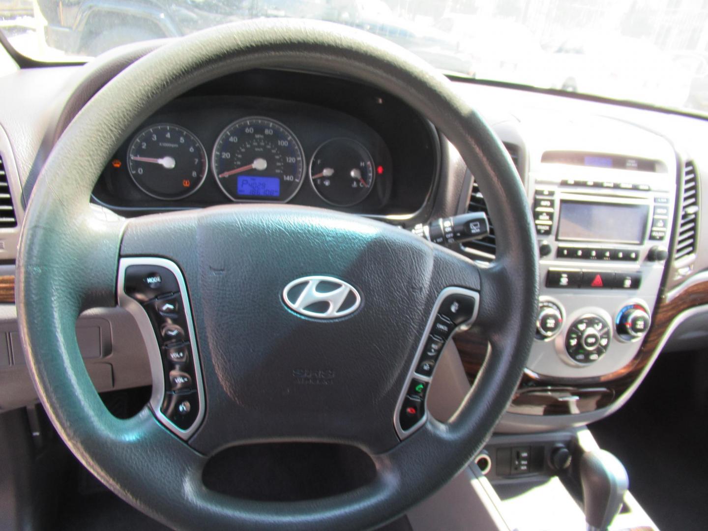 2010 White /Gray Hyundai Santa Fe GLS 2.4 FWD (5NMSG3AB1AH) with an 2.4L L4 DOHC 16V engine, Automatic transmission, located at 1511 North Shepherd Dr., Houston, TX, 77008, (281) 657-1221, 29.798361, -95.412560 - 2010 HYUNDAI SANTA FE GLS VIN: 5NMSG3AB1AH355492 5 N M S G 3 A B 1 A H 3 5 5 4 9 2 4 DOOR WAGON/SPORT UTILITY 2.4L I4 F DOHC 16V GASOLINE FRONT WHEEL DRIVE - Photo#6