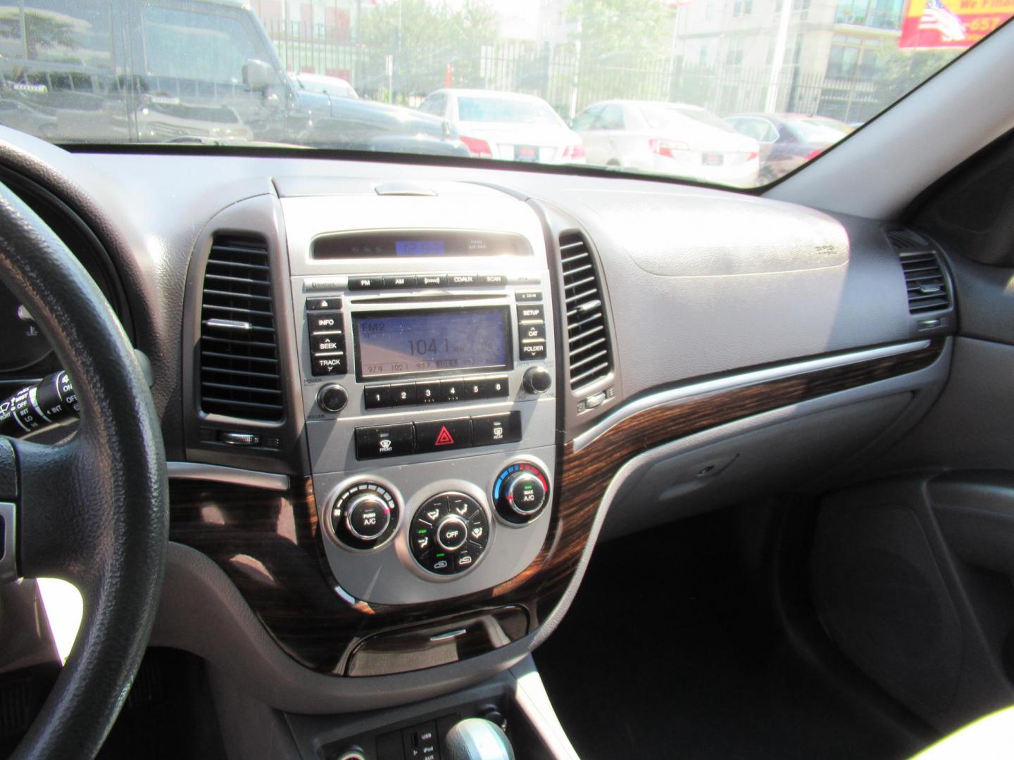 2010 White /Gray Hyundai Santa Fe GLS 2.4 FWD (5NMSG3AB1AH) with an 2.4L L4 DOHC 16V engine, Automatic transmission, located at 1511 North Shepherd Dr., Houston, TX, 77008, (281) 657-1221, 29.798361, -95.412560 - 2010 HYUNDAI SANTA FE GLS VIN: 5NMSG3AB1AH355492 5 N M S G 3 A B 1 A H 3 5 5 4 9 2 4 DOOR WAGON/SPORT UTILITY 2.4L I4 F DOHC 16V GASOLINE FRONT WHEEL DRIVE - Photo#5