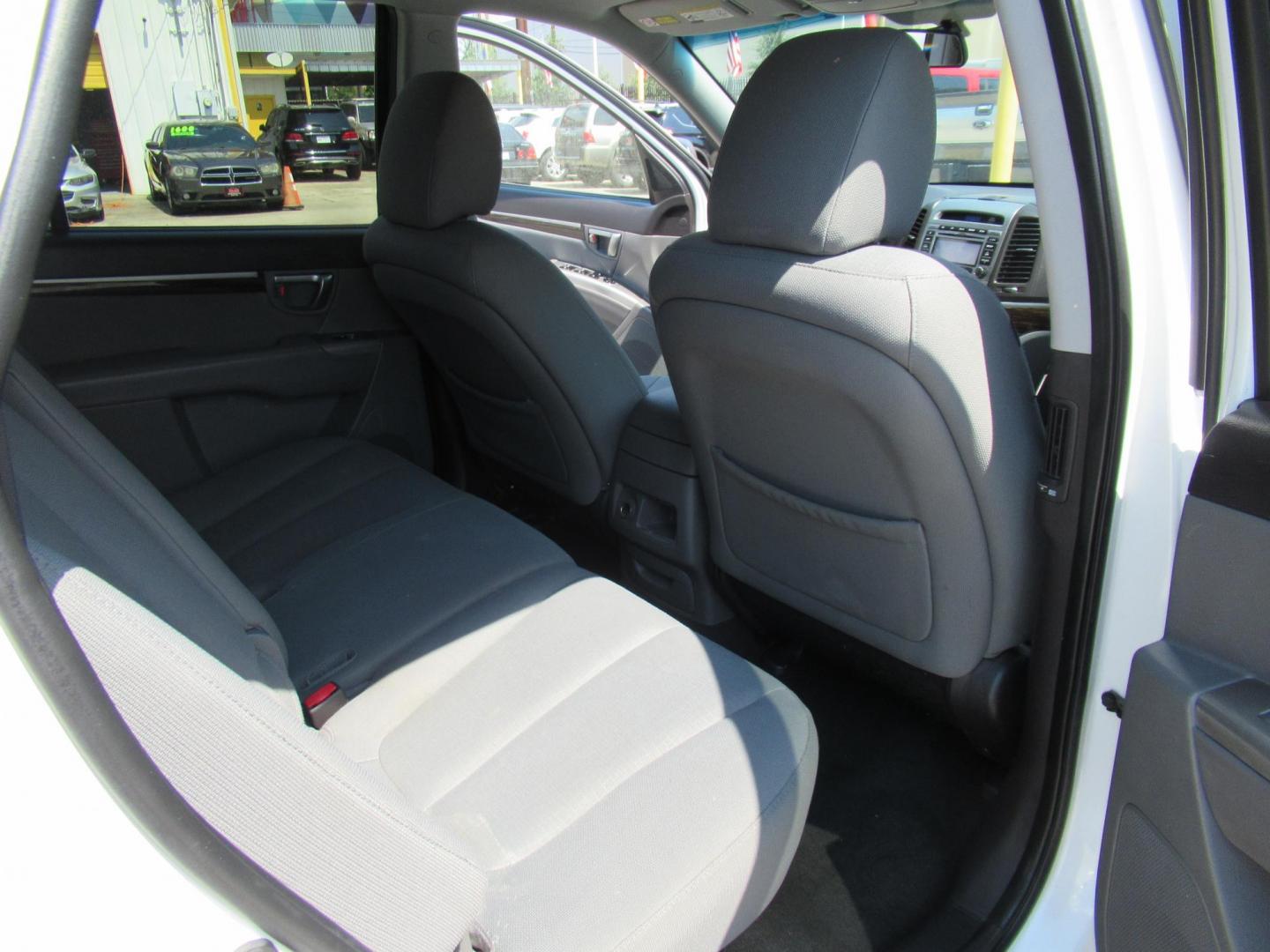2010 White /Gray Hyundai Santa Fe GLS 2.4 FWD (5NMSG3AB1AH) with an 2.4L L4 DOHC 16V engine, Automatic transmission, located at 1511 North Shepherd Dr., Houston, TX, 77008, (281) 657-1221, 29.798361, -95.412560 - 2010 HYUNDAI SANTA FE GLS VIN: 5NMSG3AB1AH355492 5 N M S G 3 A B 1 A H 3 5 5 4 9 2 4 DOOR WAGON/SPORT UTILITY 2.4L I4 F DOHC 16V GASOLINE FRONT WHEEL DRIVE - Photo#9