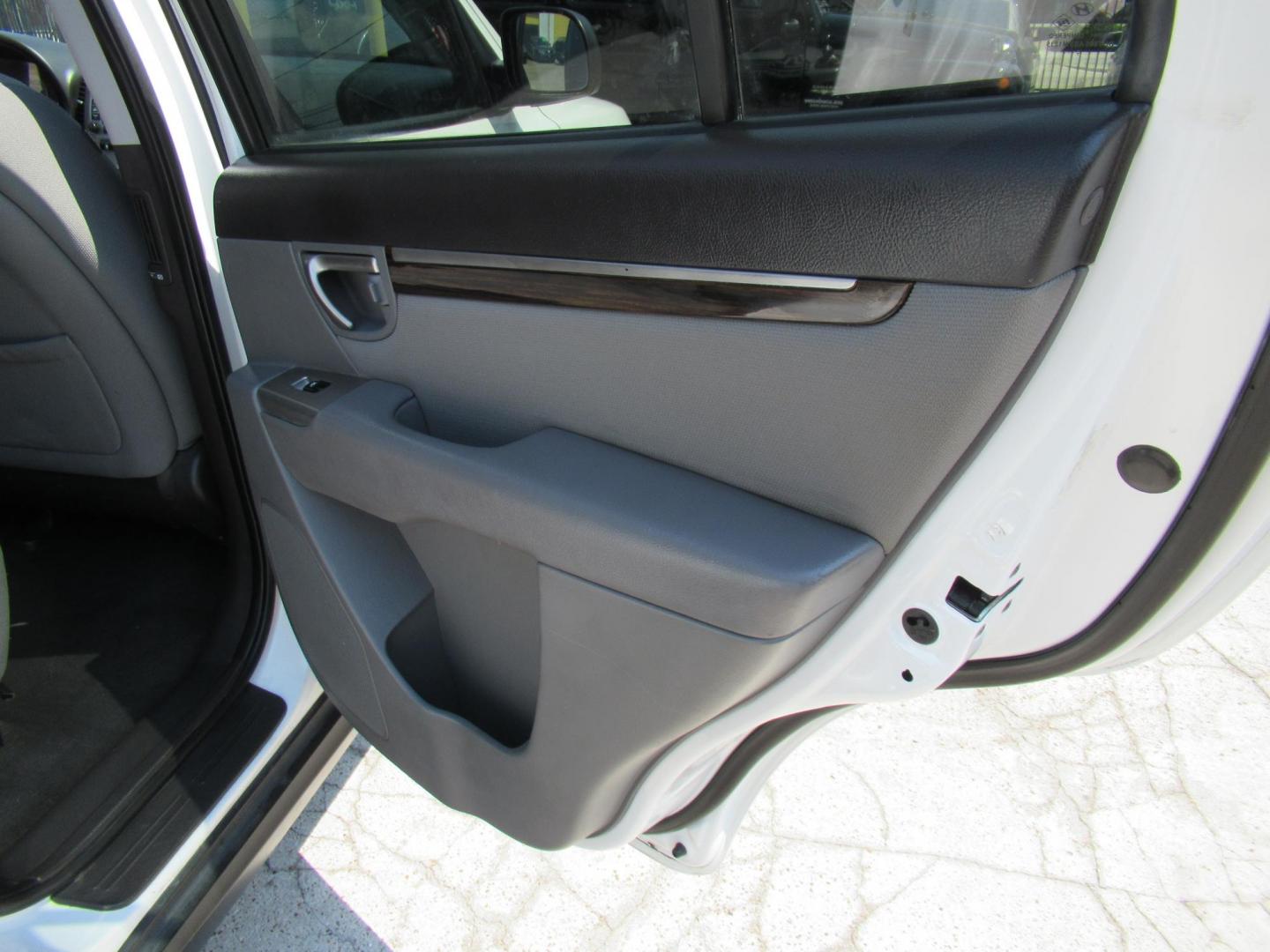 2010 White /Gray Hyundai Santa Fe GLS 2.4 FWD (5NMSG3AB1AH) with an 2.4L L4 DOHC 16V engine, Automatic transmission, located at 1511 North Shepherd Dr., Houston, TX, 77008, (281) 657-1221, 29.798361, -95.412560 - 2010 HYUNDAI SANTA FE GLS VIN: 5NMSG3AB1AH355492 5 N M S G 3 A B 1 A H 3 5 5 4 9 2 4 DOOR WAGON/SPORT UTILITY 2.4L I4 F DOHC 16V GASOLINE FRONT WHEEL DRIVE - Photo#10