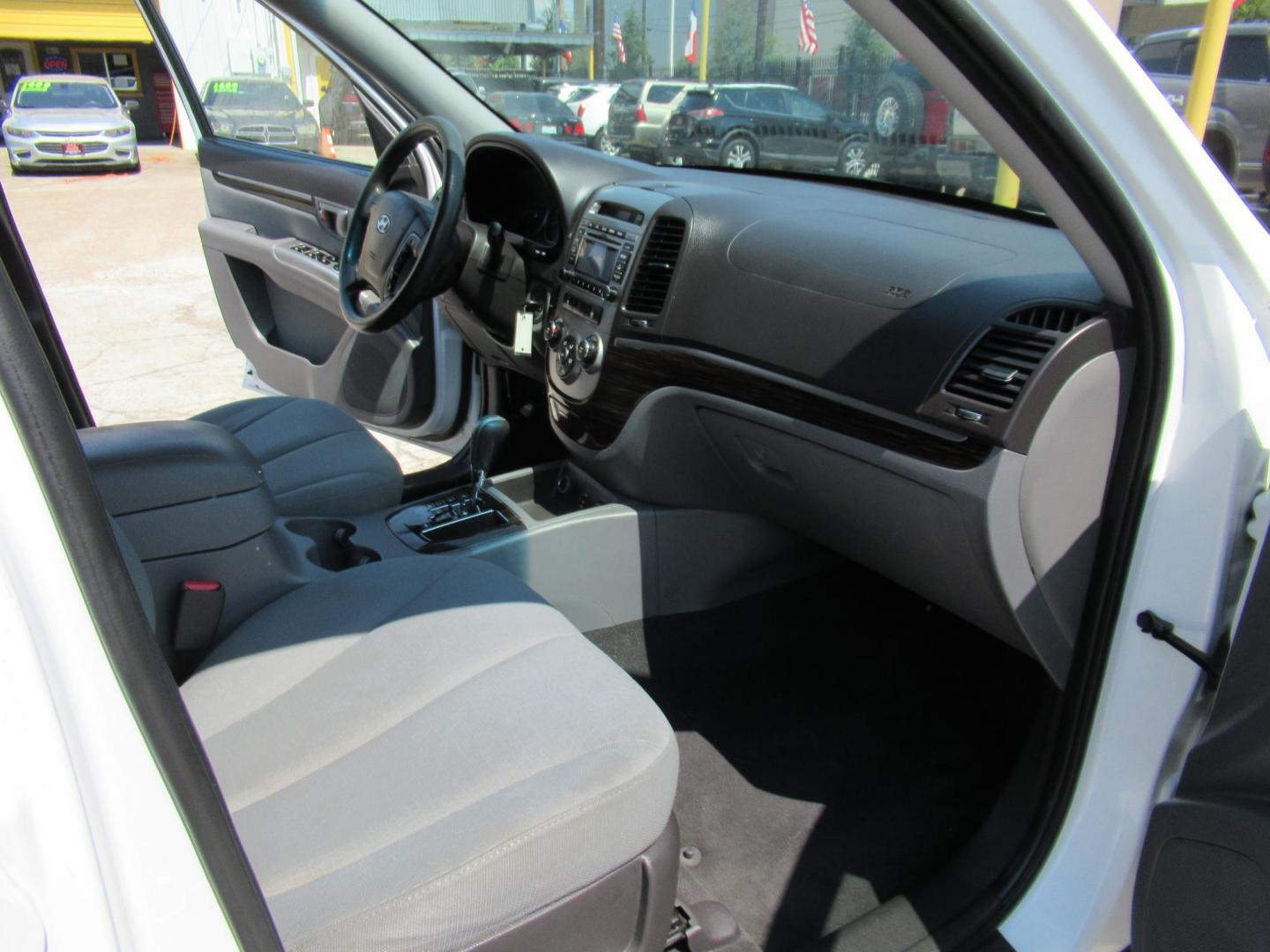 2010 White /Gray Hyundai Santa Fe GLS 2.4 FWD (5NMSG3AB1AH) with an 2.4L L4 DOHC 16V engine, Automatic transmission, located at 1511 North Shepherd Dr., Houston, TX, 77008, (281) 657-1221, 29.798361, -95.412560 - 2010 HYUNDAI SANTA FE GLS VIN: 5NMSG3AB1AH355492 5 N M S G 3 A B 1 A H 3 5 5 4 9 2 4 DOOR WAGON/SPORT UTILITY 2.4L I4 F DOHC 16V GASOLINE FRONT WHEEL DRIVE - Photo#11