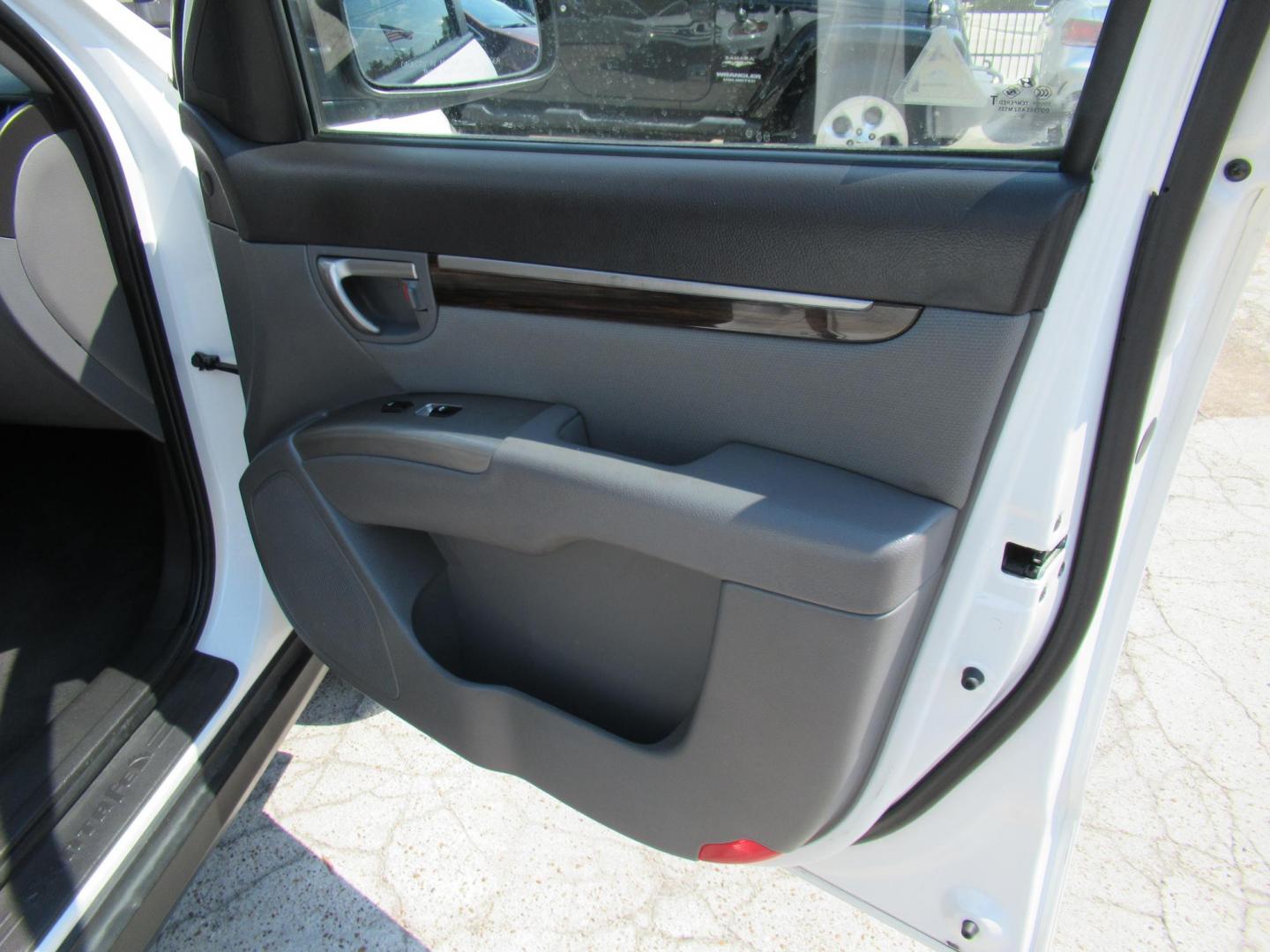 2010 White /Gray Hyundai Santa Fe GLS 2.4 FWD (5NMSG3AB1AH) with an 2.4L L4 DOHC 16V engine, Automatic transmission, located at 1511 North Shepherd Dr., Houston, TX, 77008, (281) 657-1221, 29.798361, -95.412560 - 2010 HYUNDAI SANTA FE GLS VIN: 5NMSG3AB1AH355492 5 N M S G 3 A B 1 A H 3 5 5 4 9 2 4 DOOR WAGON/SPORT UTILITY 2.4L I4 F DOHC 16V GASOLINE FRONT WHEEL DRIVE - Photo#12