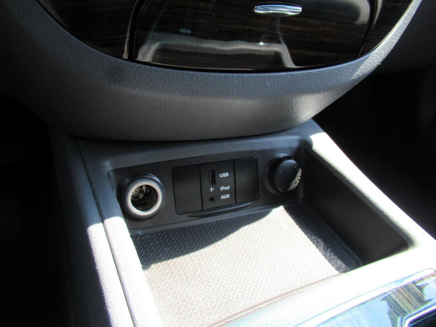 2010 White /Gray Hyundai Santa Fe GLS 2.4 FWD (5NMSG3AB1AH) with an 2.4L L4 DOHC 16V engine, Automatic transmission, located at 1511 North Shepherd Dr., Houston, TX, 77008, (281) 657-1221, 29.798361, -95.412560 - 2010 HYUNDAI SANTA FE GLS VIN: 5NMSG3AB1AH355492 5 N M S G 3 A B 1 A H 3 5 5 4 9 2 4 DOOR WAGON/SPORT UTILITY 2.4L I4 F DOHC 16V GASOLINE FRONT WHEEL DRIVE - Photo#13