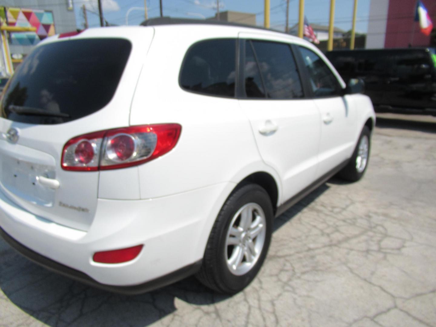 2010 White /Gray Hyundai Santa Fe GLS 2.4 FWD (5NMSG3AB1AH) with an 2.4L L4 DOHC 16V engine, Automatic transmission, located at 1511 North Shepherd Dr., Houston, TX, 77008, (281) 657-1221, 29.798361, -95.412560 - 2010 HYUNDAI SANTA FE GLS VIN: 5NMSG3AB1AH355492 5 N M S G 3 A B 1 A H 3 5 5 4 9 2 4 DOOR WAGON/SPORT UTILITY 2.4L I4 F DOHC 16V GASOLINE FRONT WHEEL DRIVE - Photo#16