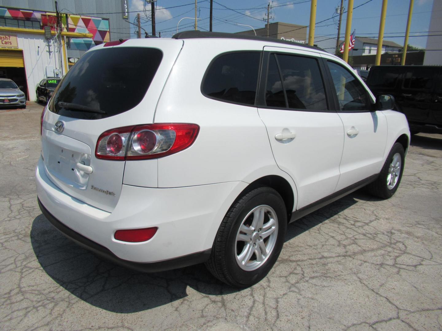 2010 White /Gray Hyundai Santa Fe GLS 2.4 FWD (5NMSG3AB1AH) with an 2.4L L4 DOHC 16V engine, Automatic transmission, located at 1511 North Shepherd Dr., Houston, TX, 77008, (281) 657-1221, 29.798361, -95.412560 - 2010 HYUNDAI SANTA FE GLS VIN: 5NMSG3AB1AH355492 5 N M S G 3 A B 1 A H 3 5 5 4 9 2 4 DOOR WAGON/SPORT UTILITY 2.4L I4 F DOHC 16V GASOLINE FRONT WHEEL DRIVE - Photo#17