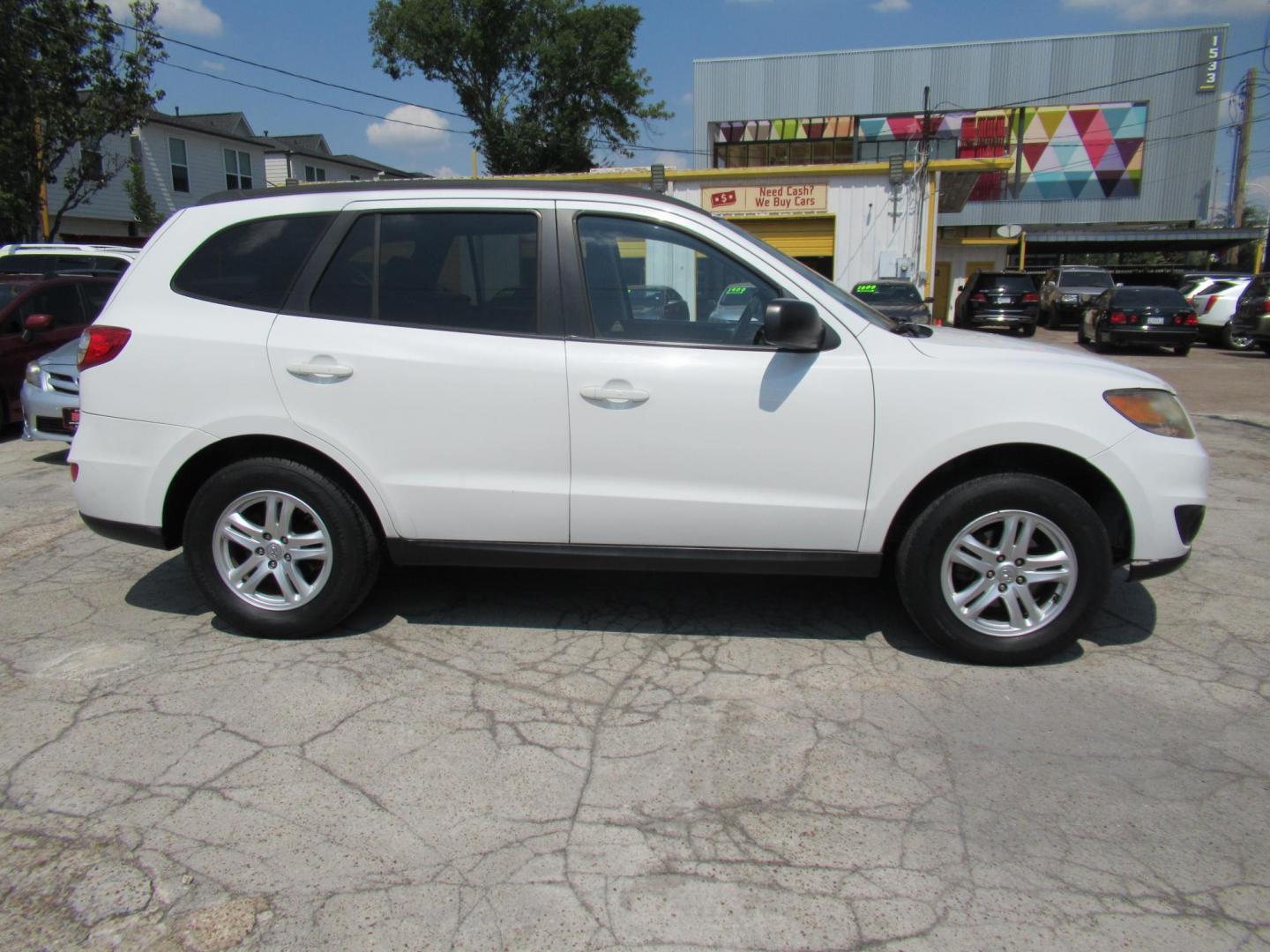 2010 White /Gray Hyundai Santa Fe GLS 2.4 FWD (5NMSG3AB1AH) with an 2.4L L4 DOHC 16V engine, Automatic transmission, located at 1511 North Shepherd Dr., Houston, TX, 77008, (281) 657-1221, 29.798361, -95.412560 - 2010 HYUNDAI SANTA FE GLS VIN: 5NMSG3AB1AH355492 5 N M S G 3 A B 1 A H 3 5 5 4 9 2 4 DOOR WAGON/SPORT UTILITY 2.4L I4 F DOHC 16V GASOLINE FRONT WHEEL DRIVE - Photo#19