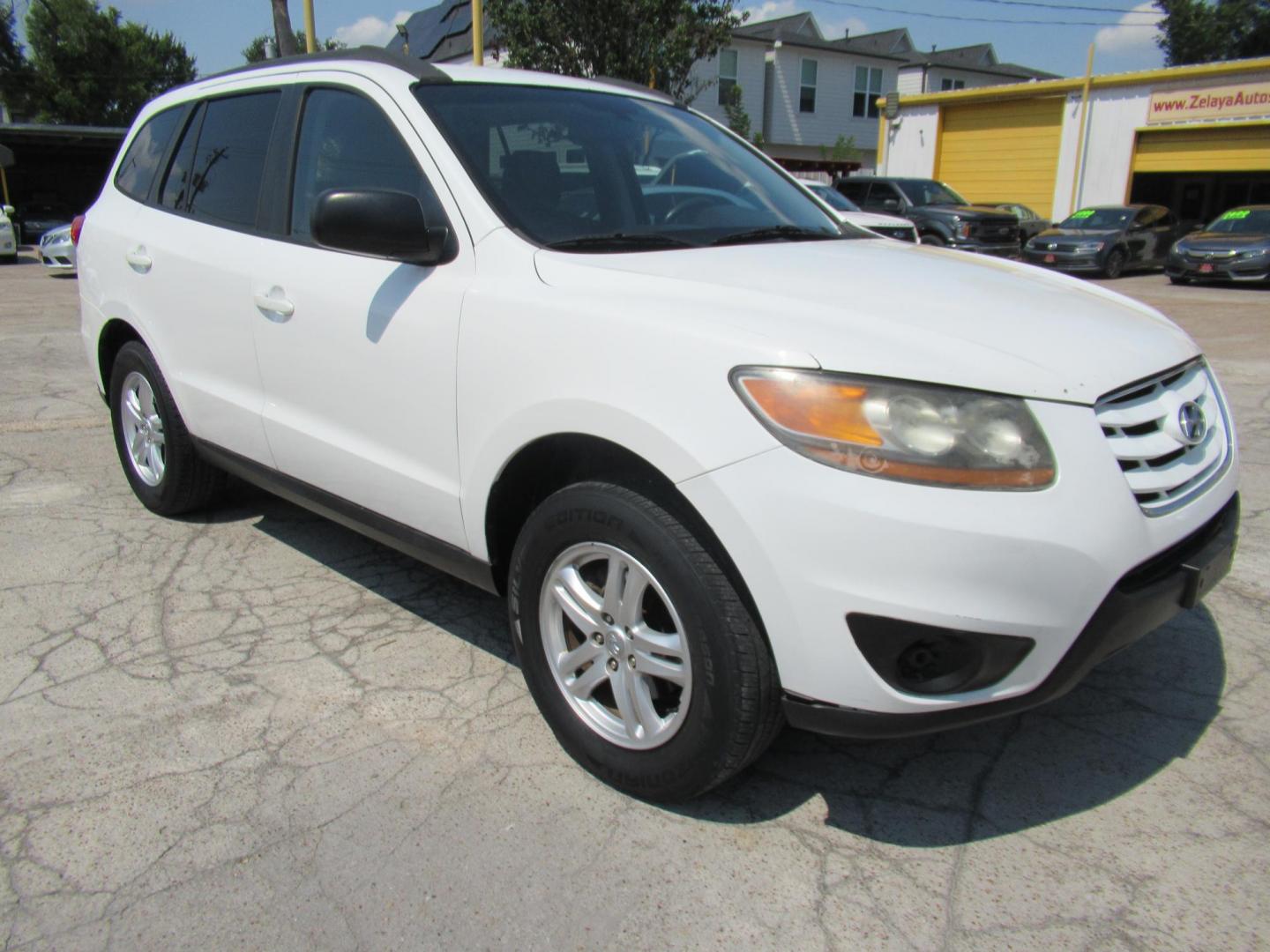 2010 White /Gray Hyundai Santa Fe GLS 2.4 FWD (5NMSG3AB1AH) with an 2.4L L4 DOHC 16V engine, Automatic transmission, located at 1511 North Shepherd Dr., Houston, TX, 77008, (281) 657-1221, 29.798361, -95.412560 - 2010 HYUNDAI SANTA FE GLS VIN: 5NMSG3AB1AH355492 5 N M S G 3 A B 1 A H 3 5 5 4 9 2 4 DOOR WAGON/SPORT UTILITY 2.4L I4 F DOHC 16V GASOLINE FRONT WHEEL DRIVE - Photo#20