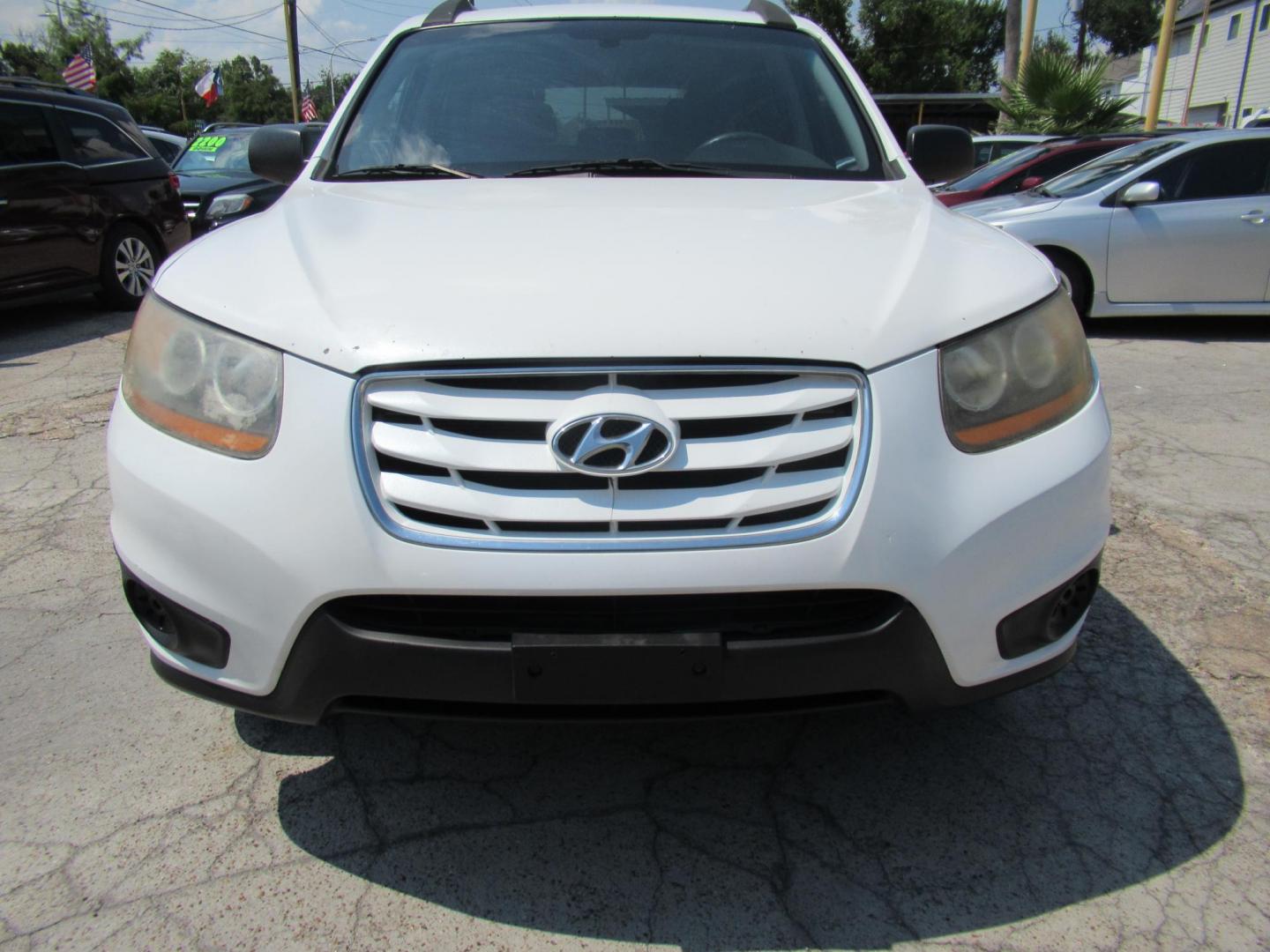 2010 White /Gray Hyundai Santa Fe GLS 2.4 FWD (5NMSG3AB1AH) with an 2.4L L4 DOHC 16V engine, Automatic transmission, located at 1511 North Shepherd Dr., Houston, TX, 77008, (281) 657-1221, 29.798361, -95.412560 - 2010 HYUNDAI SANTA FE GLS VIN: 5NMSG3AB1AH355492 5 N M S G 3 A B 1 A H 3 5 5 4 9 2 4 DOOR WAGON/SPORT UTILITY 2.4L I4 F DOHC 16V GASOLINE FRONT WHEEL DRIVE - Photo#21