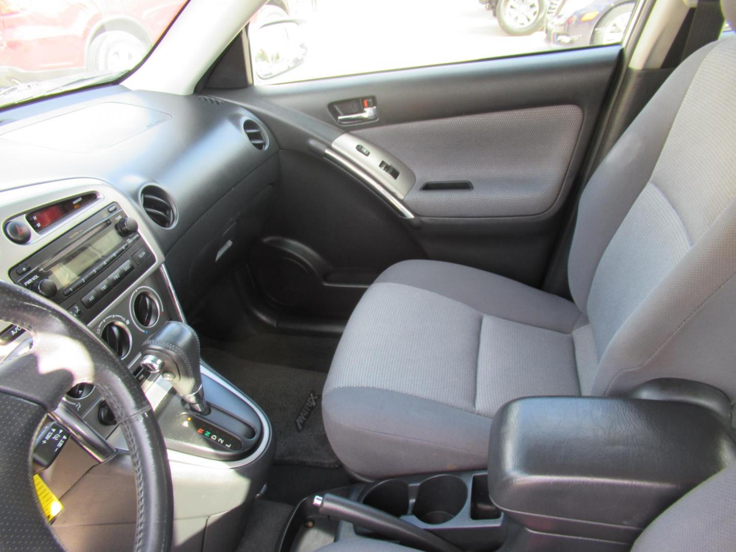 2005 Silver /Black Toyota Matrix 4WD (2T1LR32E25C) with an 1.8L L4 DOHC 16V engine, 4-Speed Automatic Overdrive transmission, located at 1511 North Shepherd Dr., Houston, TX, 77008, (281) 657-1221, 29.798361, -95.412560 - 2005 TOYOTA MATRIX XR VIN: 2T1LR32E25C457693 2 T 1 L R 3 2 E 2 5 C 4 5 7 6 9 3 HATCHBACK 4 DR 1.8L I4 F DOHC 16V GASOLINE ALL WHEEL DRIVE- Photo#2
