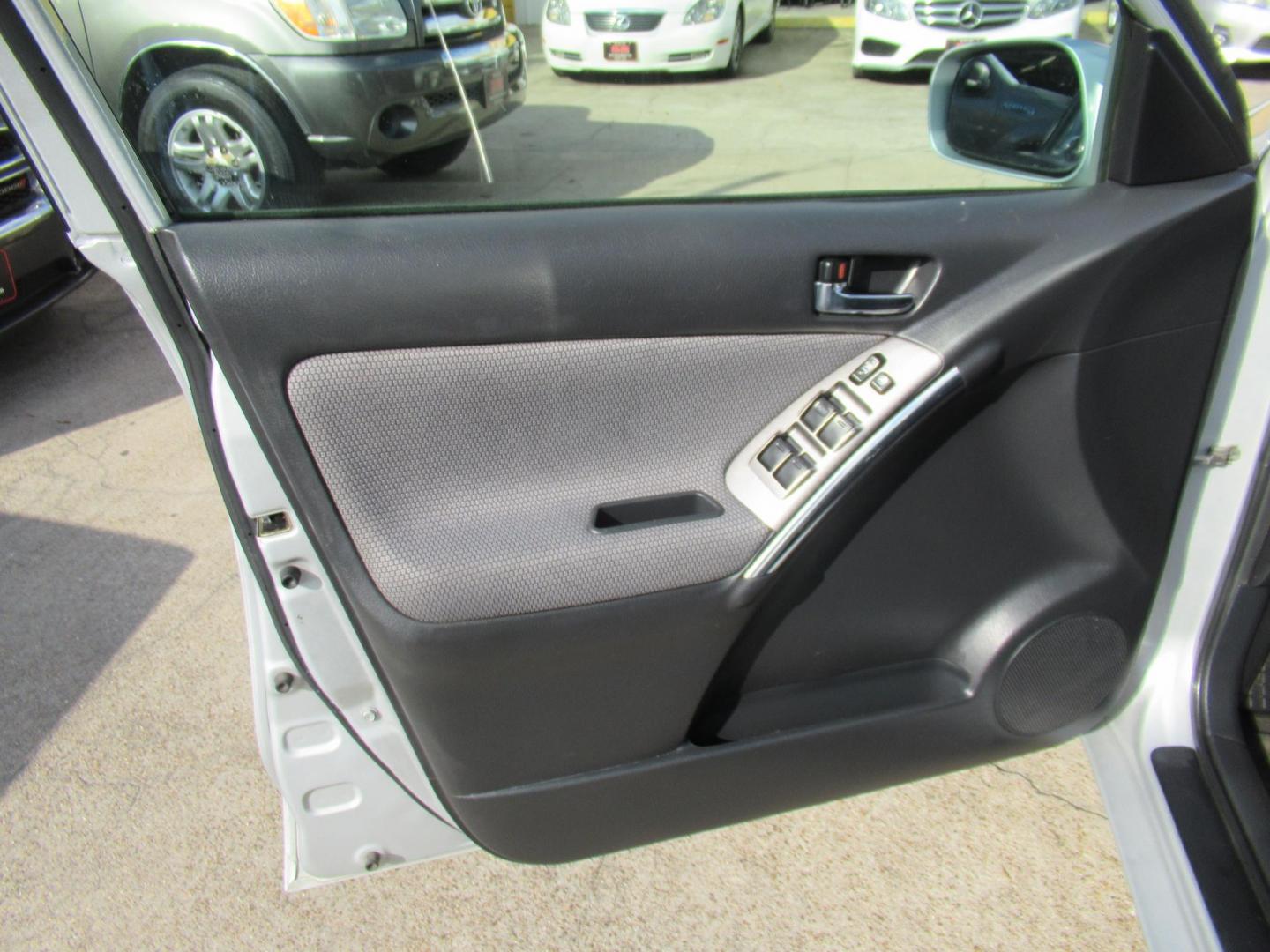2005 Silver /Black Toyota Matrix 4WD (2T1LR32E25C) with an 1.8L L4 DOHC 16V engine, 4-Speed Automatic Overdrive transmission, located at 1511 North Shepherd Dr., Houston, TX, 77008, (281) 657-1221, 29.798361, -95.412560 - 2005 TOYOTA MATRIX XR VIN: 2T1LR32E25C457693 2 T 1 L R 3 2 E 2 5 C 4 5 7 6 9 3 HATCHBACK 4 DR 1.8L I4 F DOHC 16V GASOLINE ALL WHEEL DRIVE- Photo#4