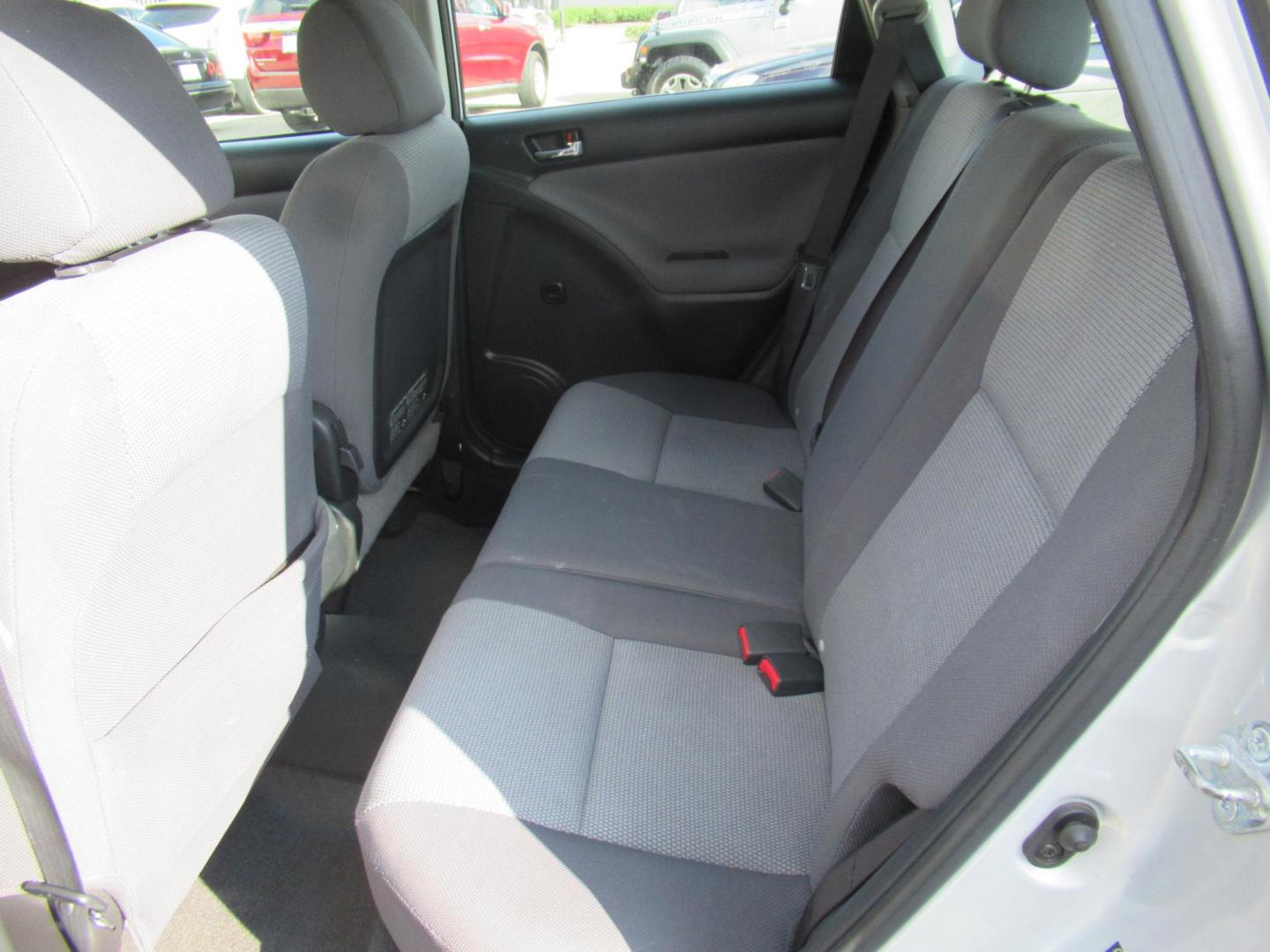 2005 Silver /Black Toyota Matrix 4WD (2T1LR32E25C) with an 1.8L L4 DOHC 16V engine, 4-Speed Automatic Overdrive transmission, located at 1511 North Shepherd Dr., Houston, TX, 77008, (281) 657-1221, 29.798361, -95.412560 - 2005 TOYOTA MATRIX XR VIN: 2T1LR32E25C457693 2 T 1 L R 3 2 E 2 5 C 4 5 7 6 9 3 HATCHBACK 4 DR 1.8L I4 F DOHC 16V GASOLINE ALL WHEEL DRIVE- Photo#5