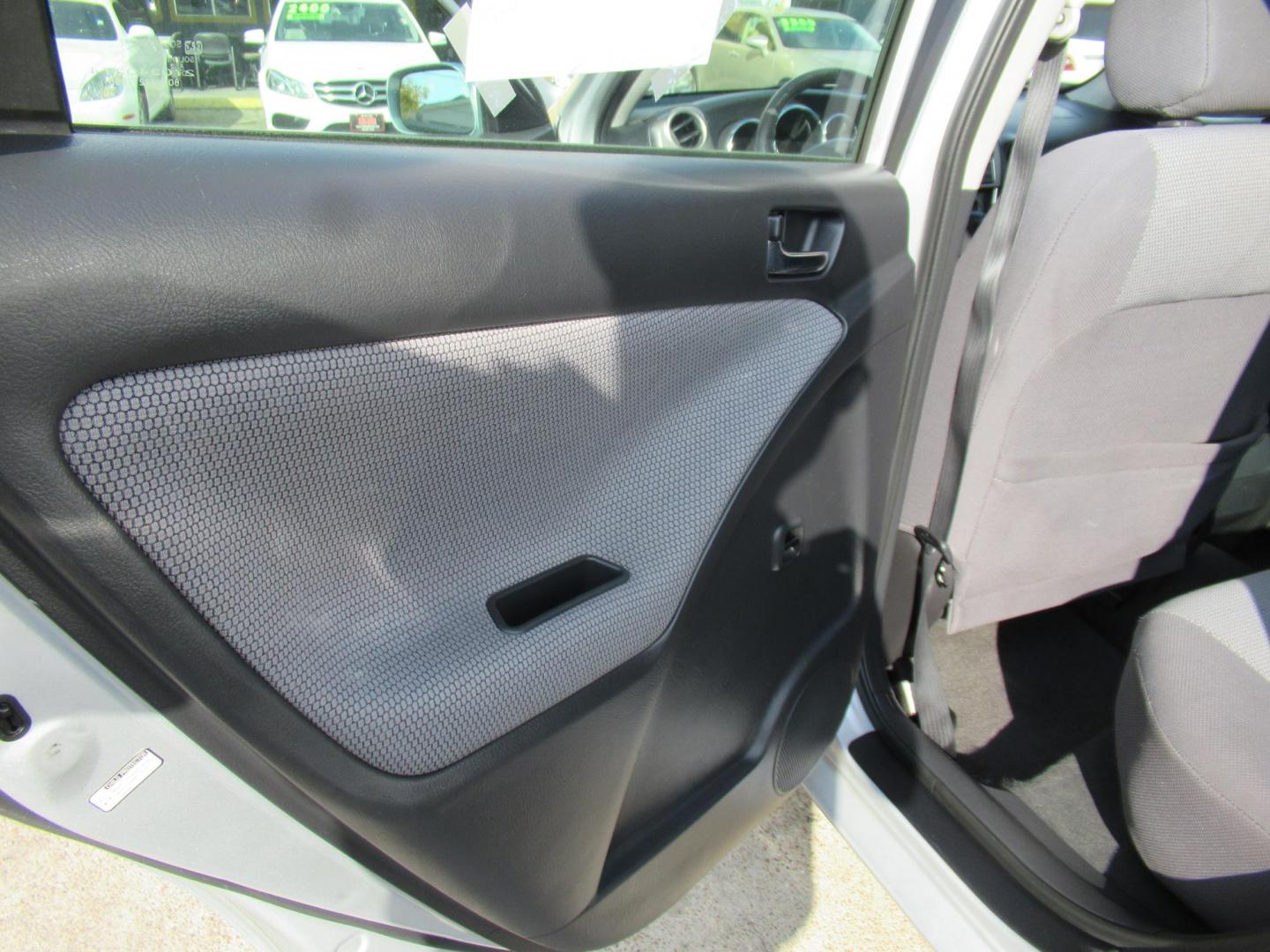 2005 Silver /Black Toyota Matrix 4WD (2T1LR32E25C) with an 1.8L L4 DOHC 16V engine, 4-Speed Automatic Overdrive transmission, located at 1511 North Shepherd Dr., Houston, TX, 77008, (281) 657-1221, 29.798361, -95.412560 - 2005 TOYOTA MATRIX XR VIN: 2T1LR32E25C457693 2 T 1 L R 3 2 E 2 5 C 4 5 7 6 9 3 HATCHBACK 4 DR 1.8L I4 F DOHC 16V GASOLINE ALL WHEEL DRIVE- Photo#6