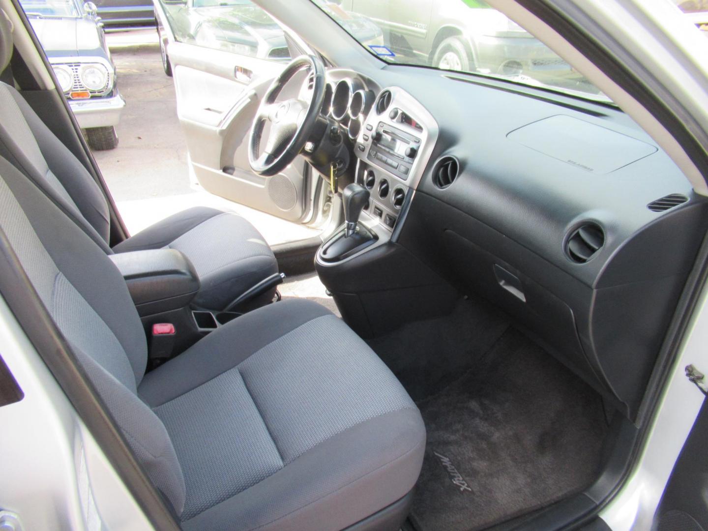 2005 Silver /Black Toyota Matrix 4WD (2T1LR32E25C) with an 1.8L L4 DOHC 16V engine, 4-Speed Automatic Overdrive transmission, located at 1511 North Shepherd Dr., Houston, TX, 77008, (281) 657-1221, 29.798361, -95.412560 - 2005 TOYOTA MATRIX XR VIN: 2T1LR32E25C457693 2 T 1 L R 3 2 E 2 5 C 4 5 7 6 9 3 HATCHBACK 4 DR 1.8L I4 F DOHC 16V GASOLINE ALL WHEEL DRIVE- Photo#10