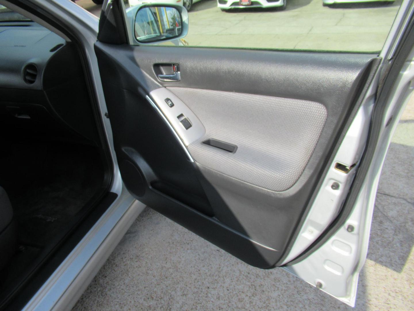2005 Silver /Black Toyota Matrix 4WD (2T1LR32E25C) with an 1.8L L4 DOHC 16V engine, 4-Speed Automatic Overdrive transmission, located at 1511 North Shepherd Dr., Houston, TX, 77008, (281) 657-1221, 29.798361, -95.412560 - 2005 TOYOTA MATRIX XR VIN: 2T1LR32E25C457693 2 T 1 L R 3 2 E 2 5 C 4 5 7 6 9 3 HATCHBACK 4 DR 1.8L I4 F DOHC 16V GASOLINE ALL WHEEL DRIVE- Photo#12