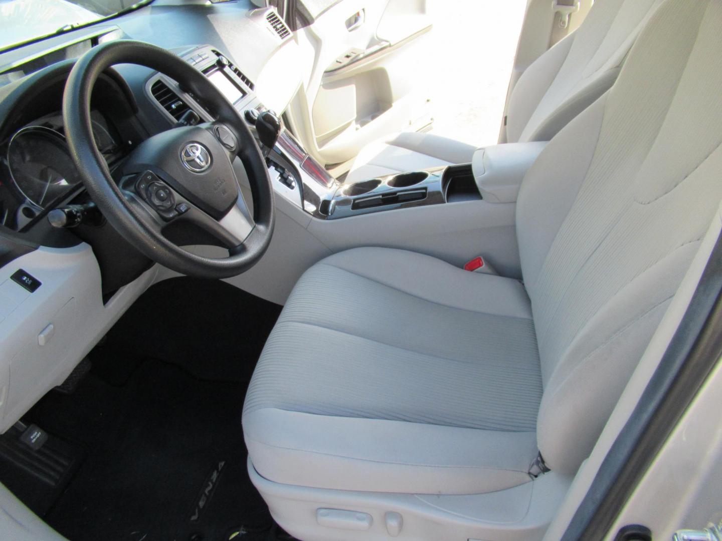 2014 Silver /Gray Toyota Venza LE V6 FWD (4T3ZK3BB3EU) with an 3.5L V6 DOHC 24V engine, 6-Speed Automatic transmission, located at 1511 North Shepherd Dr., Houston, TX, 77008, (281) 657-1221, 29.798361, -95.412560 - 2014 TOYOTA VENZA LE VIN: 4T3ZK3BB3EU069947 4 T 3 Z K 3 B B 3 E U 0 6 9 9 4 7 4 DOOR WAGON/SPORT UTILITY 3.5L V6 F DOHC 24V GASOLINE FRONT WHEEL DRIVE - Photo#3