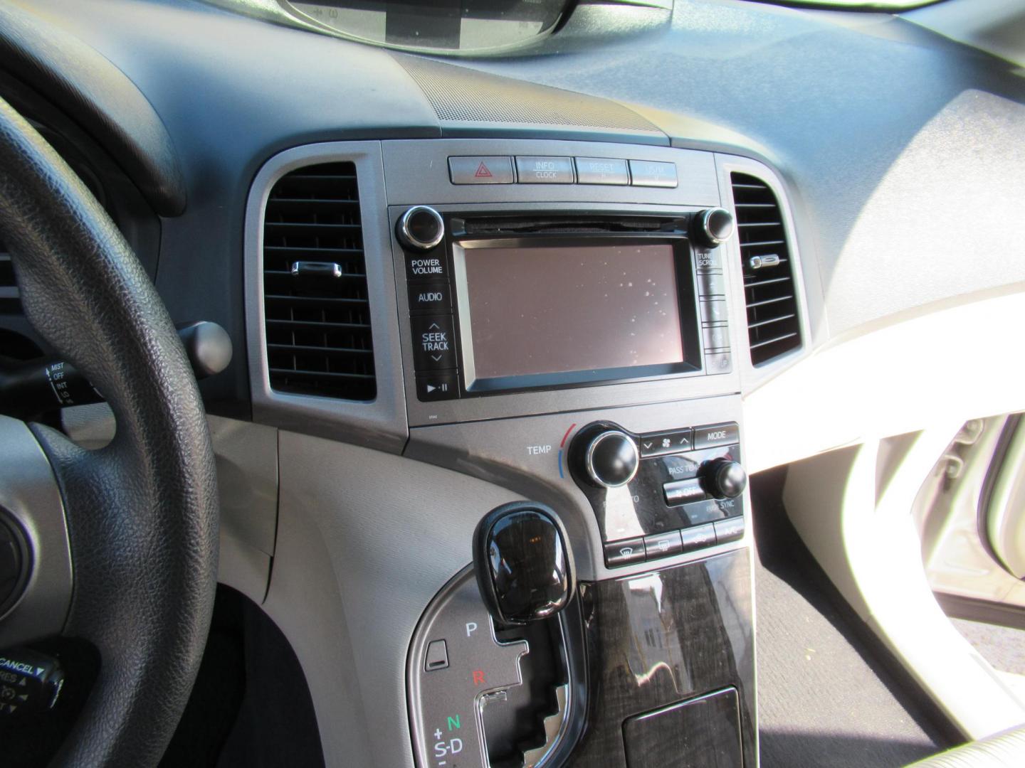 2014 Silver /Gray Toyota Venza LE V6 FWD (4T3ZK3BB3EU) with an 3.5L V6 DOHC 24V engine, 6-Speed Automatic transmission, located at 1511 North Shepherd Dr., Houston, TX, 77008, (281) 657-1221, 29.798361, -95.412560 - 2014 TOYOTA VENZA LE VIN: 4T3ZK3BB3EU069947 4 T 3 Z K 3 B B 3 E U 0 6 9 9 4 7 4 DOOR WAGON/SPORT UTILITY 3.5L V6 F DOHC 24V GASOLINE FRONT WHEEL DRIVE - Photo#6