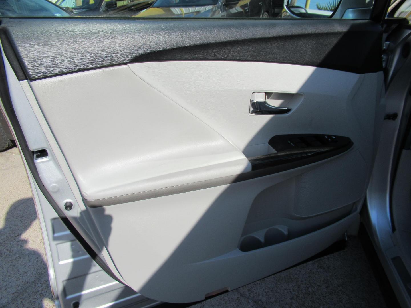 2014 Silver /Gray Toyota Venza LE V6 FWD (4T3ZK3BB3EU) with an 3.5L V6 DOHC 24V engine, 6-Speed Automatic transmission, located at 1511 North Shepherd Dr., Houston, TX, 77008, (281) 657-1221, 29.798361, -95.412560 - 2014 TOYOTA VENZA LE VIN: 4T3ZK3BB3EU069947 4 T 3 Z K 3 B B 3 E U 0 6 9 9 4 7 4 DOOR WAGON/SPORT UTILITY 3.5L V6 F DOHC 24V GASOLINE FRONT WHEEL DRIVE - Photo#7