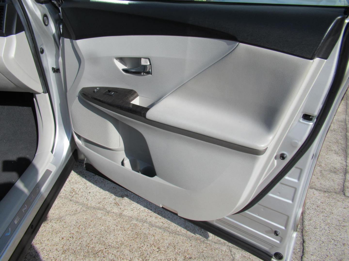 2014 Silver /Gray Toyota Venza LE V6 FWD (4T3ZK3BB3EU) with an 3.5L V6 DOHC 24V engine, 6-Speed Automatic transmission, located at 1511 North Shepherd Dr., Houston, TX, 77008, (281) 657-1221, 29.798361, -95.412560 - 2014 TOYOTA VENZA LE VIN: 4T3ZK3BB3EU069947 4 T 3 Z K 3 B B 3 E U 0 6 9 9 4 7 4 DOOR WAGON/SPORT UTILITY 3.5L V6 F DOHC 24V GASOLINE FRONT WHEEL DRIVE - Photo#15