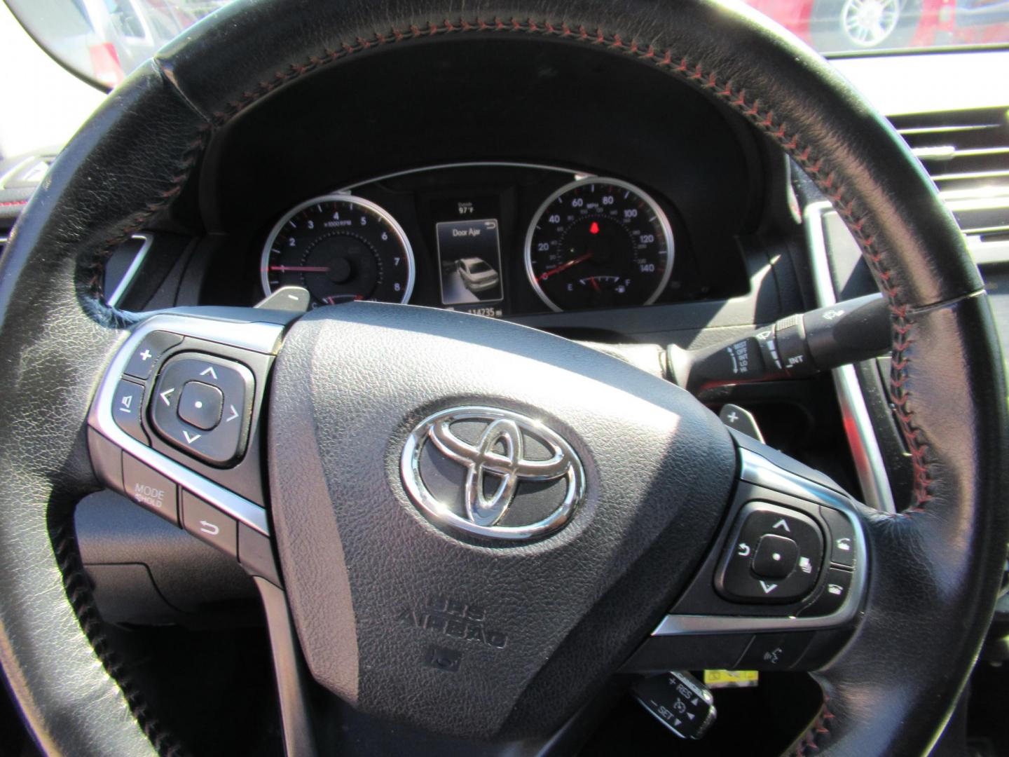 2015 Gray /Gray Toyota Camry SE (4T1BF1FK5FU) with an 2.5L L4 DOHC 16V engine, 6-Speed Automatic transmission, located at 1511 North Shepherd Dr., Houston, TX, 77008, (281) 657-1221, 29.798361, -95.412560 - 2015 TOYOTA CAMRY SE VIN: 4T1BF1FK5FU074484 4 T 1 B F 1 F K 5 F U 0 7 4 4 8 4 SEDAN 4 DR 2.5L I4 F DOHC 16V GASOLINE FRONT WHEEL DRIVE - Photo#1