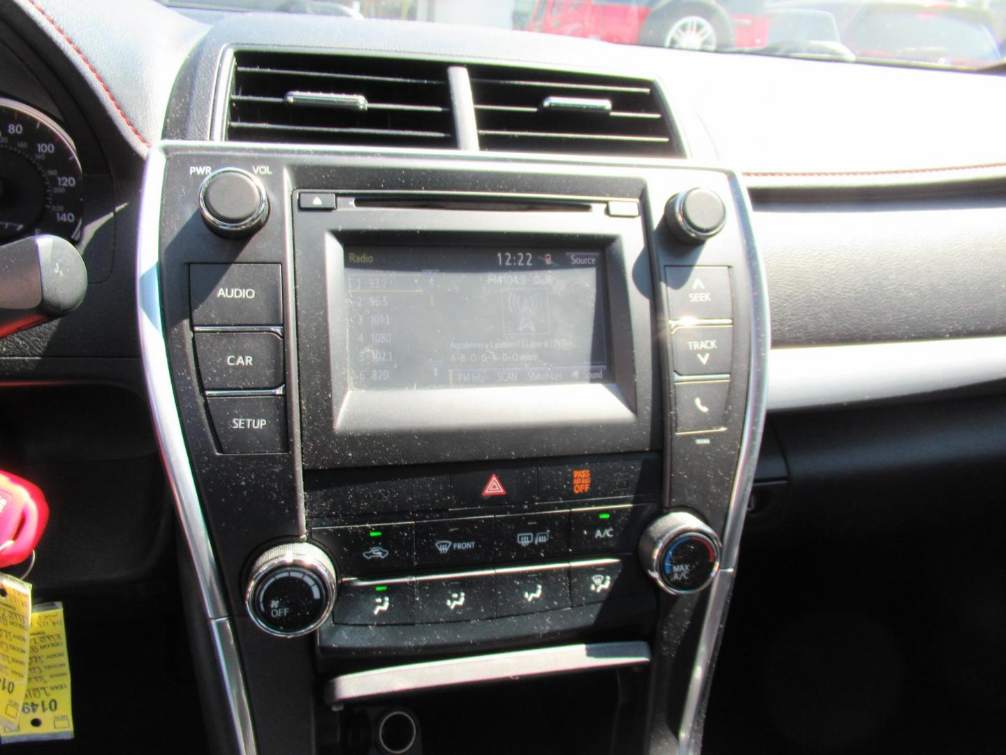 2015 Gray /Gray Toyota Camry SE (4T1BF1FK5FU) with an 2.5L L4 DOHC 16V engine, 6-Speed Automatic transmission, located at 1511 North Shepherd Dr., Houston, TX, 77008, (281) 657-1221, 29.798361, -95.412560 - 2015 TOYOTA CAMRY SE VIN: 4T1BF1FK5FU074484 4 T 1 B F 1 F K 5 F U 0 7 4 4 8 4 SEDAN 4 DR 2.5L I4 F DOHC 16V GASOLINE FRONT WHEEL DRIVE - Photo#2