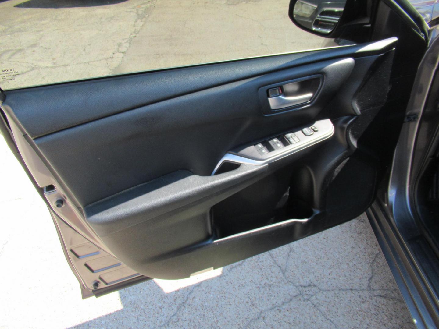 2015 Gray /Gray Toyota Camry SE (4T1BF1FK5FU) with an 2.5L L4 DOHC 16V engine, 6-Speed Automatic transmission, located at 1511 North Shepherd Dr., Houston, TX, 77008, (281) 657-1221, 29.798361, -95.412560 - 2015 TOYOTA CAMRY SE VIN: 4T1BF1FK5FU074484 4 T 1 B F 1 F K 5 F U 0 7 4 4 8 4 SEDAN 4 DR 2.5L I4 F DOHC 16V GASOLINE FRONT WHEEL DRIVE - Photo#3
