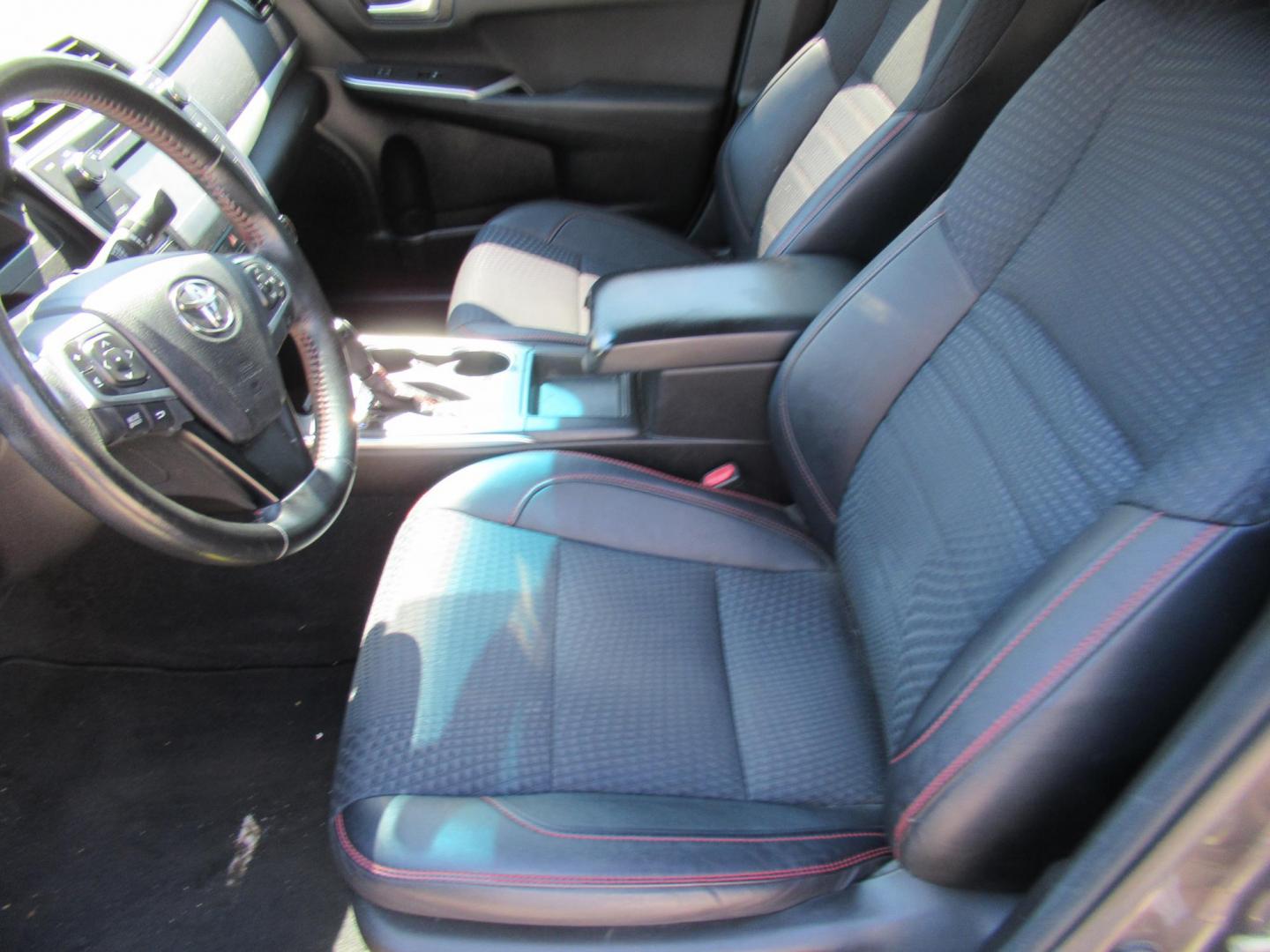 2015 Gray /Gray Toyota Camry SE (4T1BF1FK5FU) with an 2.5L L4 DOHC 16V engine, 6-Speed Automatic transmission, located at 1511 North Shepherd Dr., Houston, TX, 77008, (281) 657-1221, 29.798361, -95.412560 - 2015 TOYOTA CAMRY SE VIN: 4T1BF1FK5FU074484 4 T 1 B F 1 F K 5 F U 0 7 4 4 8 4 SEDAN 4 DR 2.5L I4 F DOHC 16V GASOLINE FRONT WHEEL DRIVE - Photo#4