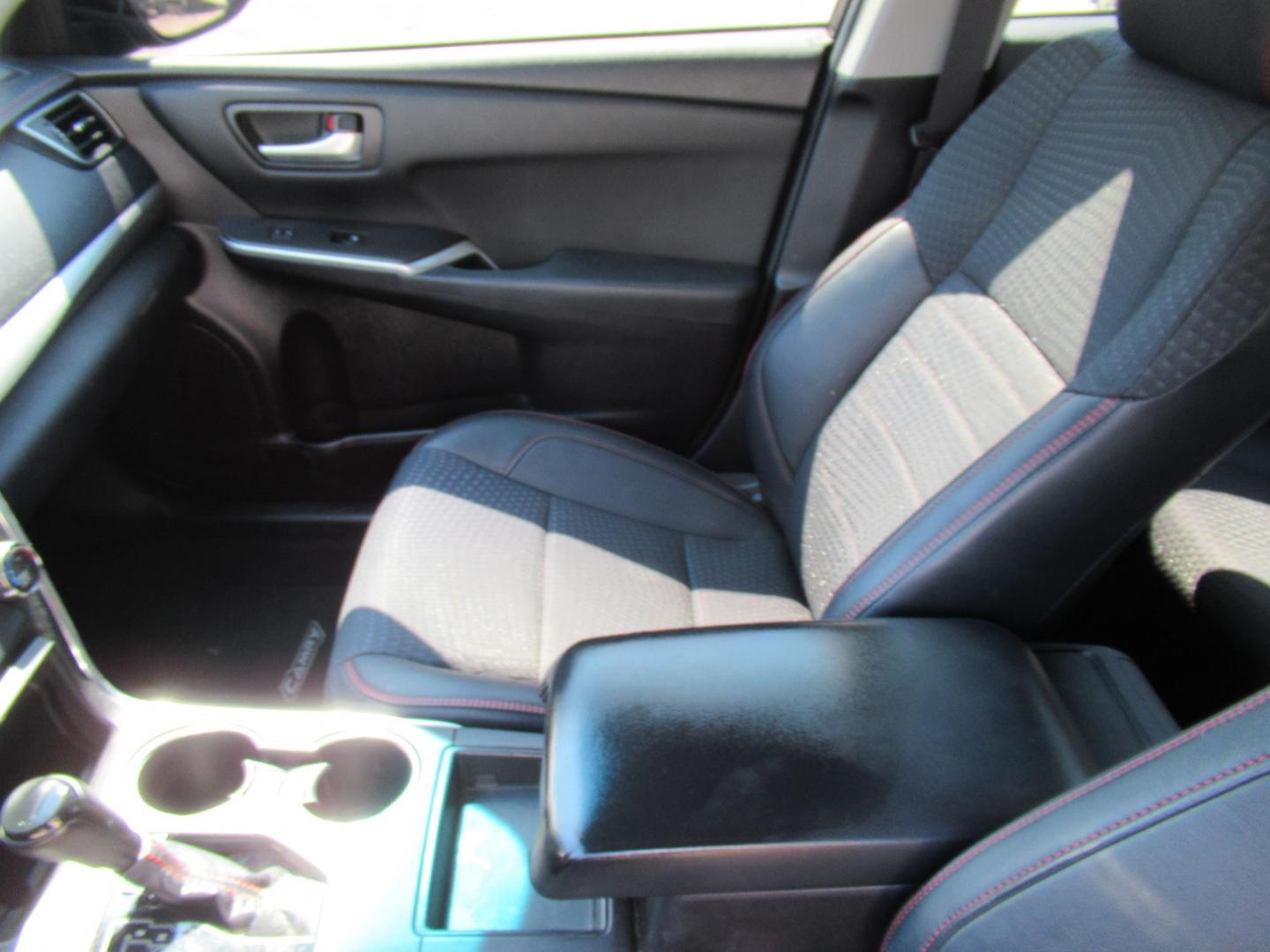 2015 Gray /Gray Toyota Camry SE (4T1BF1FK5FU) with an 2.5L L4 DOHC 16V engine, 6-Speed Automatic transmission, located at 1511 North Shepherd Dr., Houston, TX, 77008, (281) 657-1221, 29.798361, -95.412560 - 2015 TOYOTA CAMRY SE VIN: 4T1BF1FK5FU074484 4 T 1 B F 1 F K 5 F U 0 7 4 4 8 4 SEDAN 4 DR 2.5L I4 F DOHC 16V GASOLINE FRONT WHEEL DRIVE - Photo#5