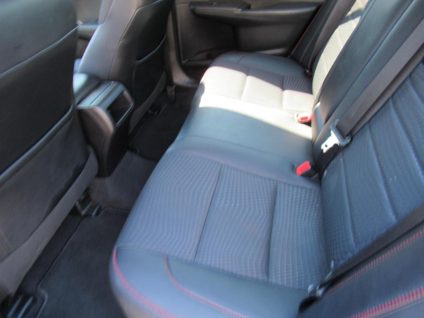 2015 Gray /Gray Toyota Camry SE (4T1BF1FK5FU) with an 2.5L L4 DOHC 16V engine, 6-Speed Automatic transmission, located at 1511 North Shepherd Dr., Houston, TX, 77008, (281) 657-1221, 29.798361, -95.412560 - 2015 TOYOTA CAMRY SE VIN: 4T1BF1FK5FU074484 4 T 1 B F 1 F K 5 F U 0 7 4 4 8 4 SEDAN 4 DR 2.5L I4 F DOHC 16V GASOLINE FRONT WHEEL DRIVE - Photo#6