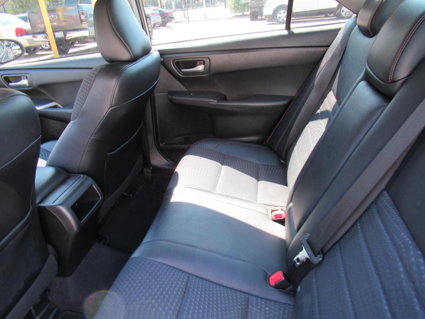 2015 Gray /Gray Toyota Camry SE (4T1BF1FK5FU) with an 2.5L L4 DOHC 16V engine, 6-Speed Automatic transmission, located at 1511 North Shepherd Dr., Houston, TX, 77008, (281) 657-1221, 29.798361, -95.412560 - 2015 TOYOTA CAMRY SE VIN: 4T1BF1FK5FU074484 4 T 1 B F 1 F K 5 F U 0 7 4 4 8 4 SEDAN 4 DR 2.5L I4 F DOHC 16V GASOLINE FRONT WHEEL DRIVE - Photo#7