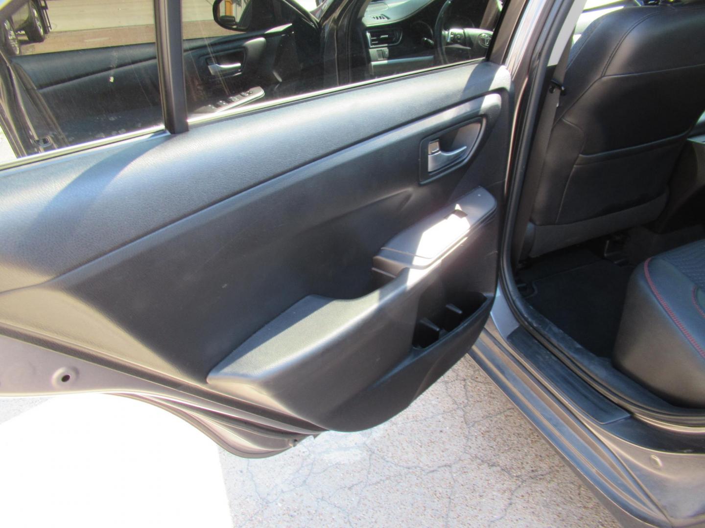 2015 Gray /Gray Toyota Camry SE (4T1BF1FK5FU) with an 2.5L L4 DOHC 16V engine, 6-Speed Automatic transmission, located at 1511 North Shepherd Dr., Houston, TX, 77008, (281) 657-1221, 29.798361, -95.412560 - 2015 TOYOTA CAMRY SE VIN: 4T1BF1FK5FU074484 4 T 1 B F 1 F K 5 F U 0 7 4 4 8 4 SEDAN 4 DR 2.5L I4 F DOHC 16V GASOLINE FRONT WHEEL DRIVE - Photo#8