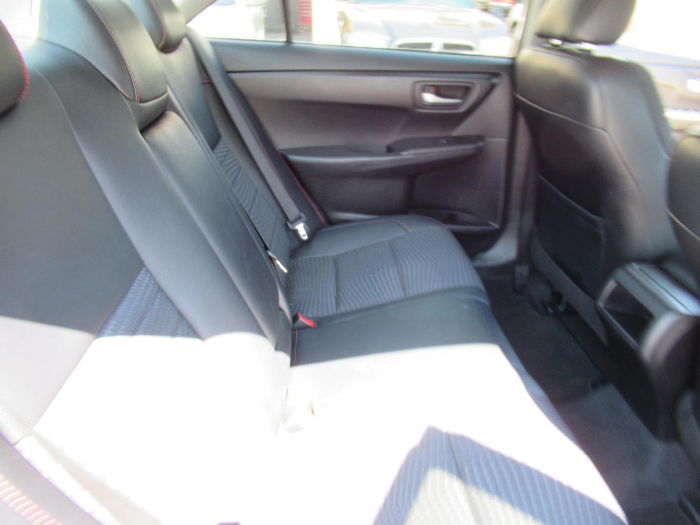 2015 Gray /Gray Toyota Camry SE (4T1BF1FK5FU) with an 2.5L L4 DOHC 16V engine, 6-Speed Automatic transmission, located at 1511 North Shepherd Dr., Houston, TX, 77008, (281) 657-1221, 29.798361, -95.412560 - 2015 TOYOTA CAMRY SE VIN: 4T1BF1FK5FU074484 4 T 1 B F 1 F K 5 F U 0 7 4 4 8 4 SEDAN 4 DR 2.5L I4 F DOHC 16V GASOLINE FRONT WHEEL DRIVE - Photo#9