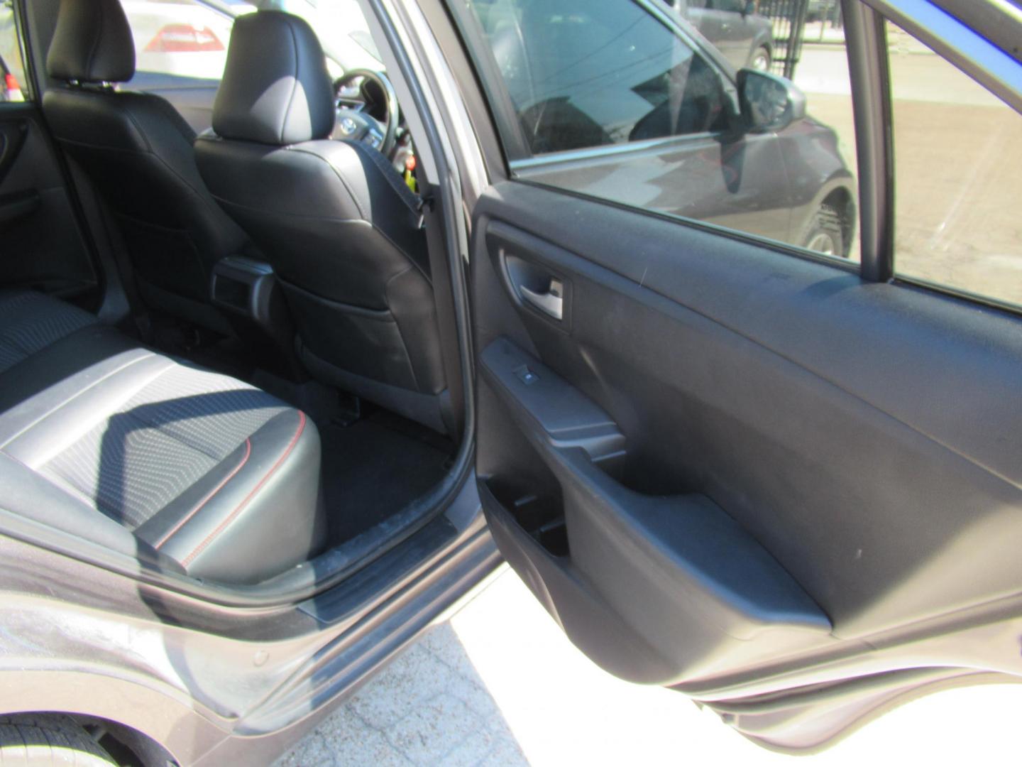 2015 Gray /Gray Toyota Camry SE (4T1BF1FK5FU) with an 2.5L L4 DOHC 16V engine, 6-Speed Automatic transmission, located at 1511 North Shepherd Dr., Houston, TX, 77008, (281) 657-1221, 29.798361, -95.412560 - 2015 TOYOTA CAMRY SE VIN: 4T1BF1FK5FU074484 4 T 1 B F 1 F K 5 F U 0 7 4 4 8 4 SEDAN 4 DR 2.5L I4 F DOHC 16V GASOLINE FRONT WHEEL DRIVE - Photo#10