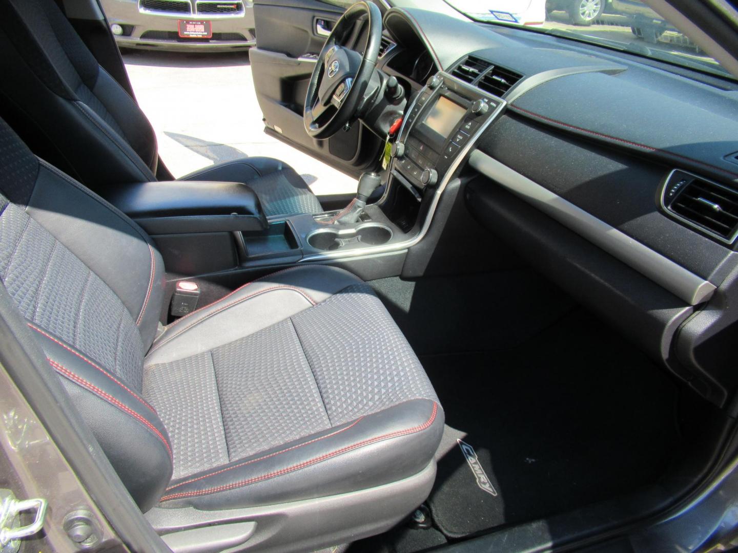 2015 Gray /Gray Toyota Camry SE (4T1BF1FK5FU) with an 2.5L L4 DOHC 16V engine, 6-Speed Automatic transmission, located at 1511 North Shepherd Dr., Houston, TX, 77008, (281) 657-1221, 29.798361, -95.412560 - 2015 TOYOTA CAMRY SE VIN: 4T1BF1FK5FU074484 4 T 1 B F 1 F K 5 F U 0 7 4 4 8 4 SEDAN 4 DR 2.5L I4 F DOHC 16V GASOLINE FRONT WHEEL DRIVE - Photo#11
