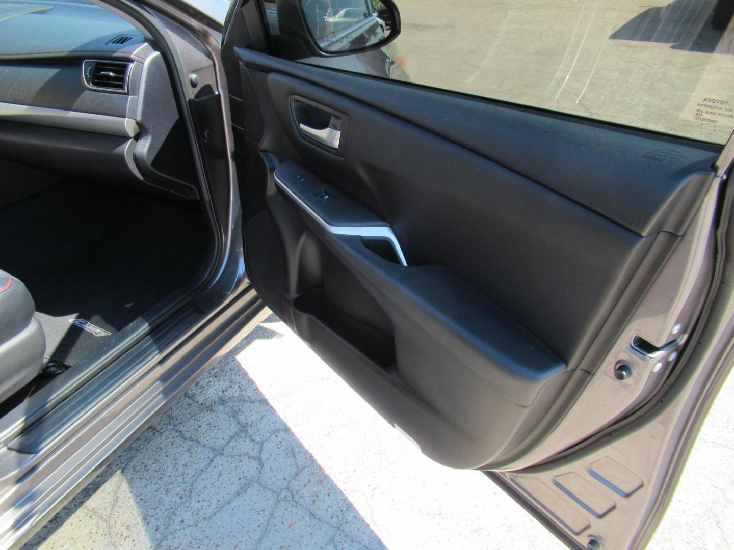 2015 Gray /Gray Toyota Camry SE (4T1BF1FK5FU) with an 2.5L L4 DOHC 16V engine, 6-Speed Automatic transmission, located at 1511 North Shepherd Dr., Houston, TX, 77008, (281) 657-1221, 29.798361, -95.412560 - 2015 TOYOTA CAMRY SE VIN: 4T1BF1FK5FU074484 4 T 1 B F 1 F K 5 F U 0 7 4 4 8 4 SEDAN 4 DR 2.5L I4 F DOHC 16V GASOLINE FRONT WHEEL DRIVE - Photo#12