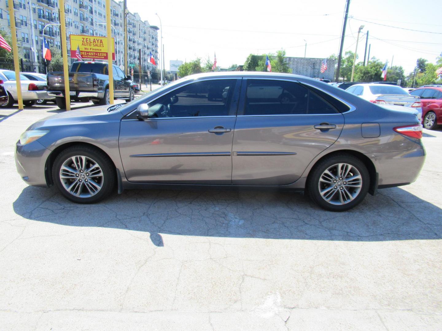 2015 Gray /Gray Toyota Camry SE (4T1BF1FK5FU) with an 2.5L L4 DOHC 16V engine, 6-Speed Automatic transmission, located at 1511 North Shepherd Dr., Houston, TX, 77008, (281) 657-1221, 29.798361, -95.412560 - 2015 TOYOTA CAMRY SE VIN: 4T1BF1FK5FU074484 4 T 1 B F 1 F K 5 F U 0 7 4 4 8 4 SEDAN 4 DR 2.5L I4 F DOHC 16V GASOLINE FRONT WHEEL DRIVE - Photo#13