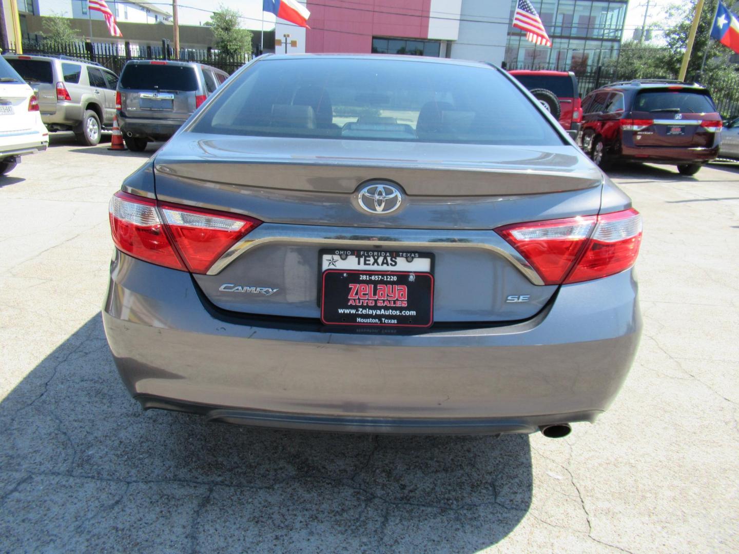 2015 Gray /Gray Toyota Camry SE (4T1BF1FK5FU) with an 2.5L L4 DOHC 16V engine, 6-Speed Automatic transmission, located at 1511 North Shepherd Dr., Houston, TX, 77008, (281) 657-1221, 29.798361, -95.412560 - 2015 TOYOTA CAMRY SE VIN: 4T1BF1FK5FU074484 4 T 1 B F 1 F K 5 F U 0 7 4 4 8 4 SEDAN 4 DR 2.5L I4 F DOHC 16V GASOLINE FRONT WHEEL DRIVE - Photo#14