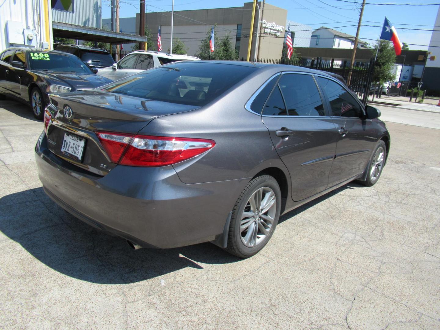 2015 Gray /Gray Toyota Camry SE (4T1BF1FK5FU) with an 2.5L L4 DOHC 16V engine, 6-Speed Automatic transmission, located at 1511 North Shepherd Dr., Houston, TX, 77008, (281) 657-1221, 29.798361, -95.412560 - 2015 TOYOTA CAMRY SE VIN: 4T1BF1FK5FU074484 4 T 1 B F 1 F K 5 F U 0 7 4 4 8 4 SEDAN 4 DR 2.5L I4 F DOHC 16V GASOLINE FRONT WHEEL DRIVE - Photo#15