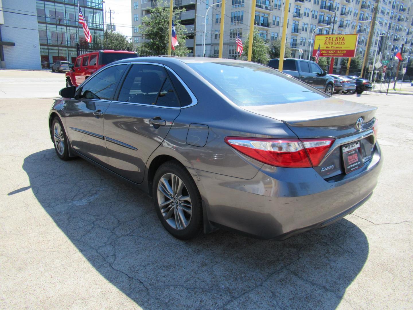 2015 Gray /Gray Toyota Camry SE (4T1BF1FK5FU) with an 2.5L L4 DOHC 16V engine, 6-Speed Automatic transmission, located at 1511 North Shepherd Dr., Houston, TX, 77008, (281) 657-1221, 29.798361, -95.412560 - 2015 TOYOTA CAMRY SE VIN: 4T1BF1FK5FU074484 4 T 1 B F 1 F K 5 F U 0 7 4 4 8 4 SEDAN 4 DR 2.5L I4 F DOHC 16V GASOLINE FRONT WHEEL DRIVE - Photo#17