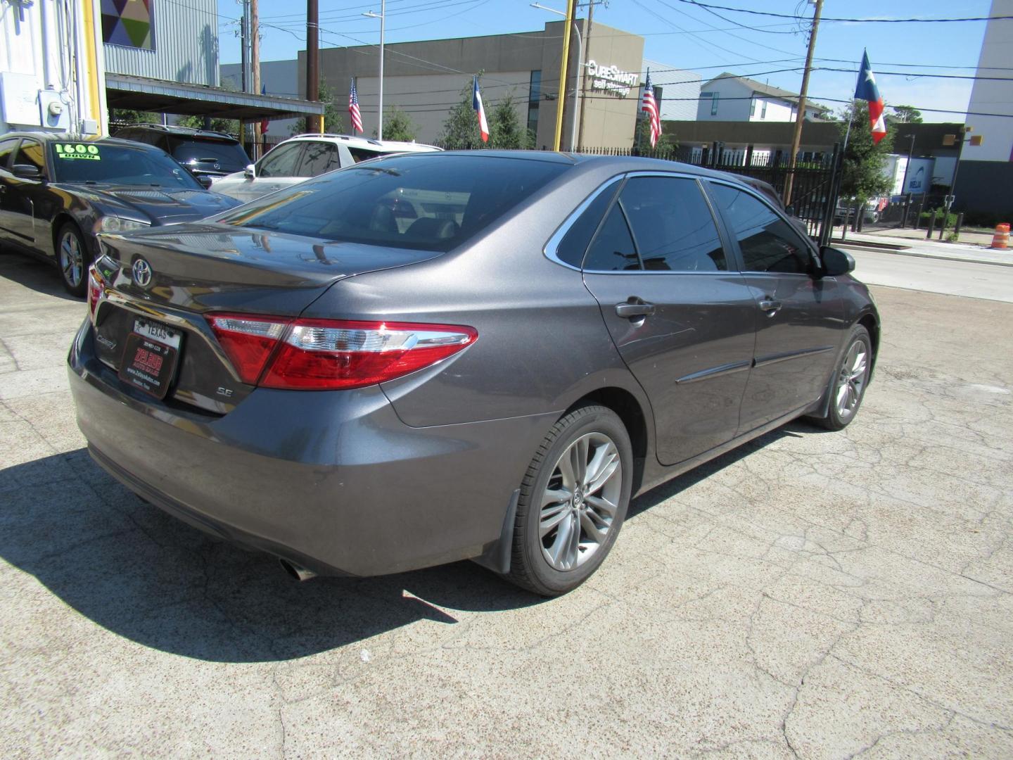 2015 Gray /Gray Toyota Camry SE (4T1BF1FK5FU) with an 2.5L L4 DOHC 16V engine, 6-Speed Automatic transmission, located at 1511 North Shepherd Dr., Houston, TX, 77008, (281) 657-1221, 29.798361, -95.412560 - 2015 TOYOTA CAMRY SE VIN: 4T1BF1FK5FU074484 4 T 1 B F 1 F K 5 F U 0 7 4 4 8 4 SEDAN 4 DR 2.5L I4 F DOHC 16V GASOLINE FRONT WHEEL DRIVE - Photo#16