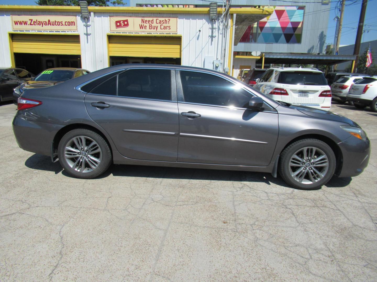 2015 Gray /Gray Toyota Camry SE (4T1BF1FK5FU) with an 2.5L L4 DOHC 16V engine, 6-Speed Automatic transmission, located at 1511 North Shepherd Dr., Houston, TX, 77008, (281) 657-1221, 29.798361, -95.412560 - 2015 TOYOTA CAMRY SE VIN: 4T1BF1FK5FU074484 4 T 1 B F 1 F K 5 F U 0 7 4 4 8 4 SEDAN 4 DR 2.5L I4 F DOHC 16V GASOLINE FRONT WHEEL DRIVE - Photo#18