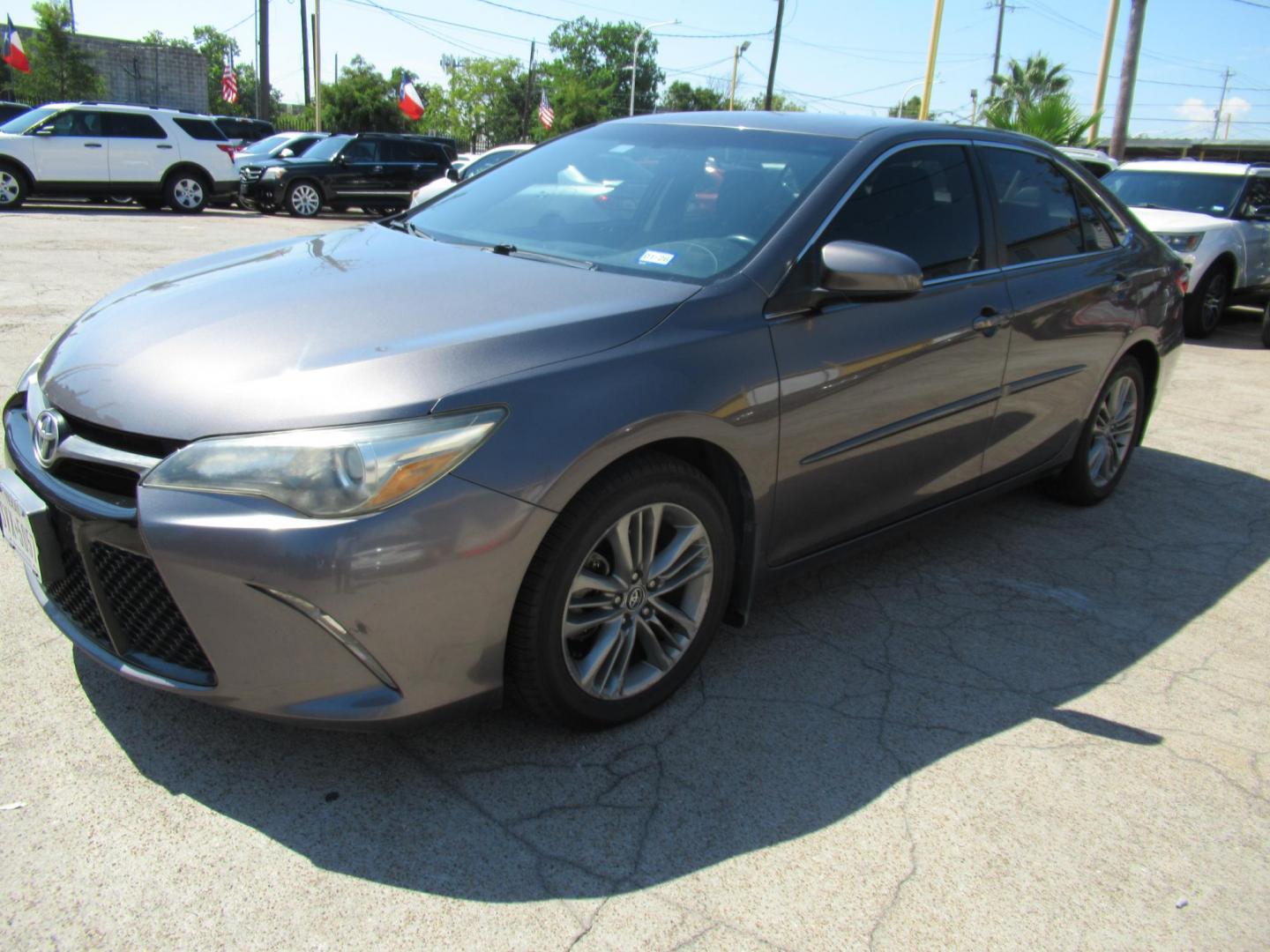 2015 Gray /Gray Toyota Camry SE (4T1BF1FK5FU) with an 2.5L L4 DOHC 16V engine, 6-Speed Automatic transmission, located at 1511 North Shepherd Dr., Houston, TX, 77008, (281) 657-1221, 29.798361, -95.412560 - 2015 TOYOTA CAMRY SE VIN: 4T1BF1FK5FU074484 4 T 1 B F 1 F K 5 F U 0 7 4 4 8 4 SEDAN 4 DR 2.5L I4 F DOHC 16V GASOLINE FRONT WHEEL DRIVE - Photo#20