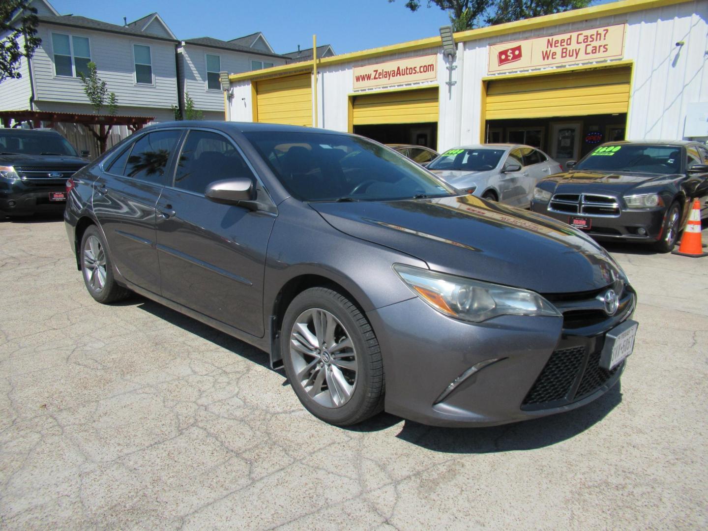 2015 Gray /Gray Toyota Camry SE (4T1BF1FK5FU) with an 2.5L L4 DOHC 16V engine, 6-Speed Automatic transmission, located at 1511 North Shepherd Dr., Houston, TX, 77008, (281) 657-1221, 29.798361, -95.412560 - 2015 TOYOTA CAMRY SE VIN: 4T1BF1FK5FU074484 4 T 1 B F 1 F K 5 F U 0 7 4 4 8 4 SEDAN 4 DR 2.5L I4 F DOHC 16V GASOLINE FRONT WHEEL DRIVE - Photo#19