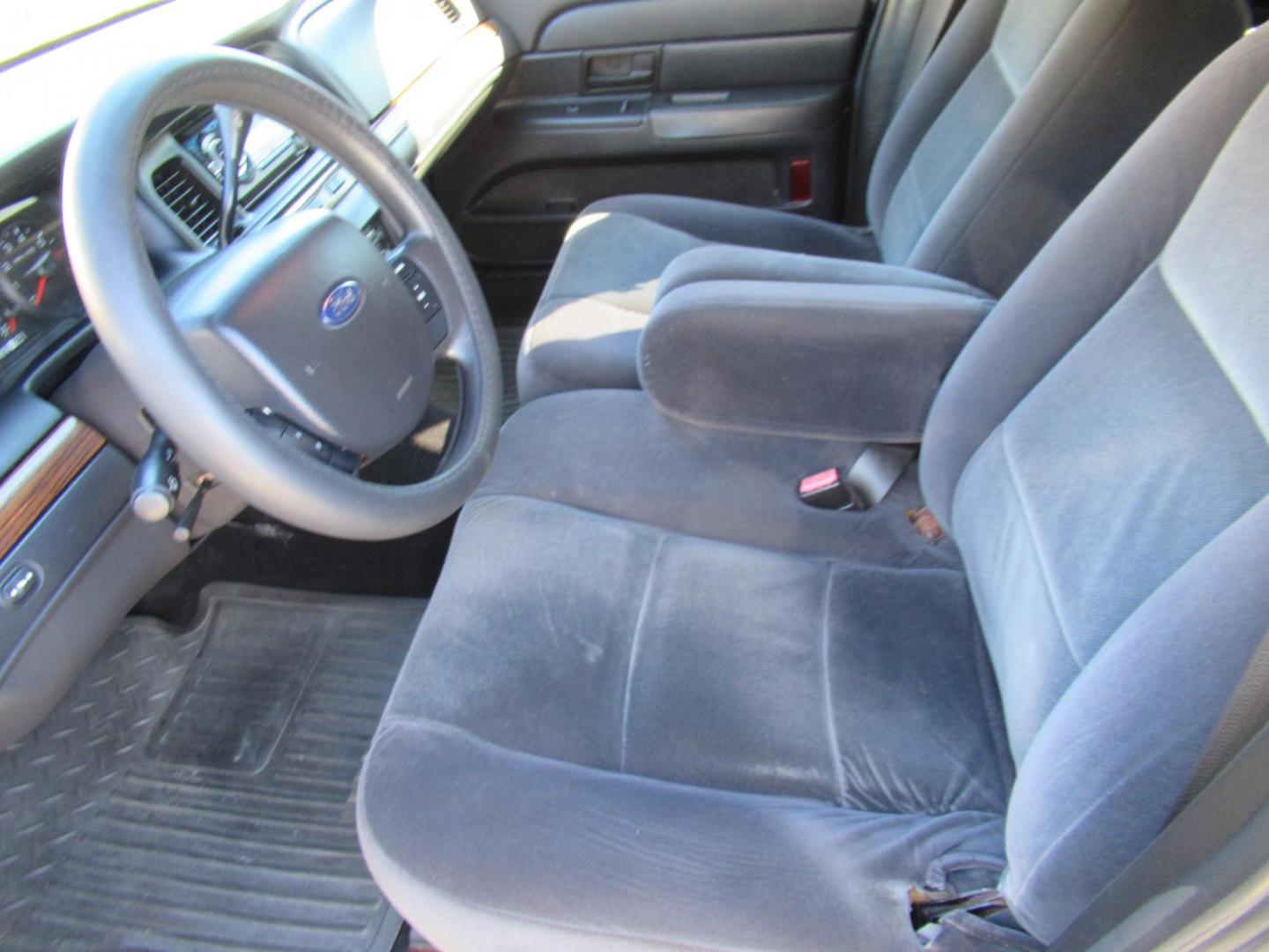 2007 Black /Black Ford Crown Victoria LX (2FAFP74V97X) with an 4.6L V8 SOHC 16V FFV engine, 4-Speed Automatic Overdrive transmission, located at 1511 North Shepherd Dr., Houston, TX, 77008, (281) 657-1221, 29.798361, -95.412560 - 2007 FORD CROWN VICTORIA LX VIN: 2FAFP74V97X111216 2 F A F P 7 4 V 9 7 X 1 1 1 2 1 6 SEDAN 4 DR 4.6L V8 F SOHC FLEX FUEL VERY CLEAN WELL MAINTAINED LOW LOW MILES RUNS GREAT REAR WHEEL DRIVE READY TO DRIVE - Photo#1