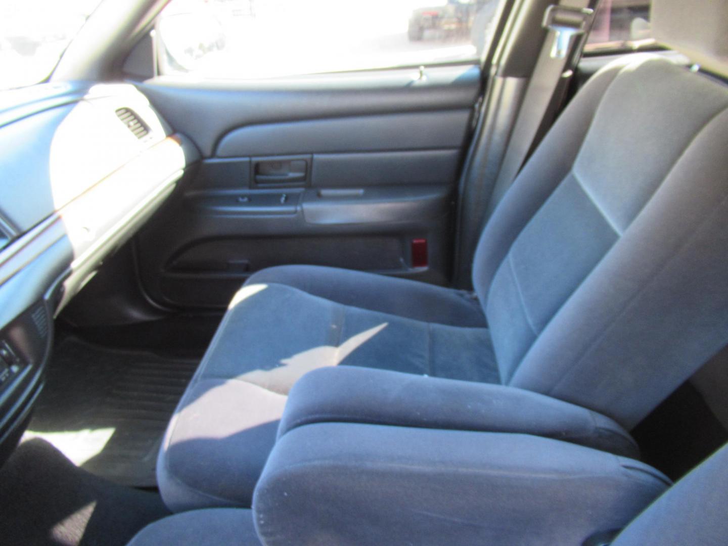 2007 Black /Black Ford Crown Victoria LX (2FAFP74V97X) with an 4.6L V8 SOHC 16V FFV engine, 4-Speed Automatic Overdrive transmission, located at 1511 North Shepherd Dr., Houston, TX, 77008, (281) 657-1221, 29.798361, -95.412560 - 2007 FORD CROWN VICTORIA LX VIN: 2FAFP74V97X111216 2 F A F P 7 4 V 9 7 X 1 1 1 2 1 6 SEDAN 4 DR 4.6L V8 F SOHC FLEX FUEL VERY CLEAN WELL MAINTAINED LOW LOW MILES RUNS GREAT REAR WHEEL DRIVE READY TO DRIVE - Photo#2