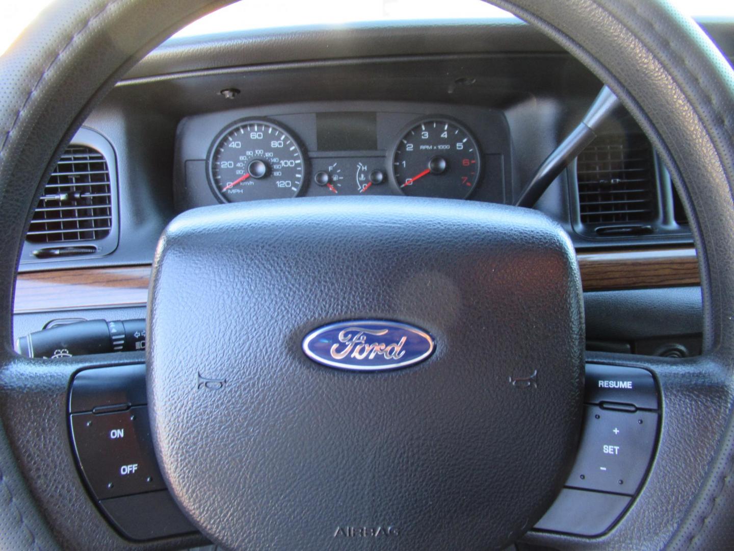 2007 Black /Black Ford Crown Victoria LX (2FAFP74V97X) with an 4.6L V8 SOHC 16V FFV engine, 4-Speed Automatic Overdrive transmission, located at 1511 North Shepherd Dr., Houston, TX, 77008, (281) 657-1221, 29.798361, -95.412560 - 2007 FORD CROWN VICTORIA LX VIN: 2FAFP74V97X111216 2 F A F P 7 4 V 9 7 X 1 1 1 2 1 6 SEDAN 4 DR 4.6L V8 F SOHC FLEX FUEL VERY CLEAN WELL MAINTAINED LOW LOW MILES RUNS GREAT REAR WHEEL DRIVE READY TO DRIVE - Photo#3