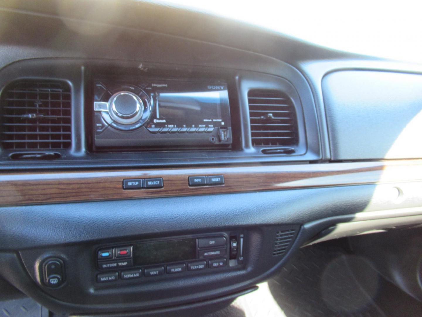 2007 Black /Black Ford Crown Victoria LX (2FAFP74V97X) with an 4.6L V8 SOHC 16V FFV engine, 4-Speed Automatic Overdrive transmission, located at 1511 North Shepherd Dr., Houston, TX, 77008, (281) 657-1221, 29.798361, -95.412560 - 2007 FORD CROWN VICTORIA LX VIN: 2FAFP74V97X111216 2 F A F P 7 4 V 9 7 X 1 1 1 2 1 6 SEDAN 4 DR 4.6L V8 F SOHC FLEX FUEL VERY CLEAN WELL MAINTAINED LOW LOW MILES RUNS GREAT REAR WHEEL DRIVE READY TO DRIVE - Photo#4