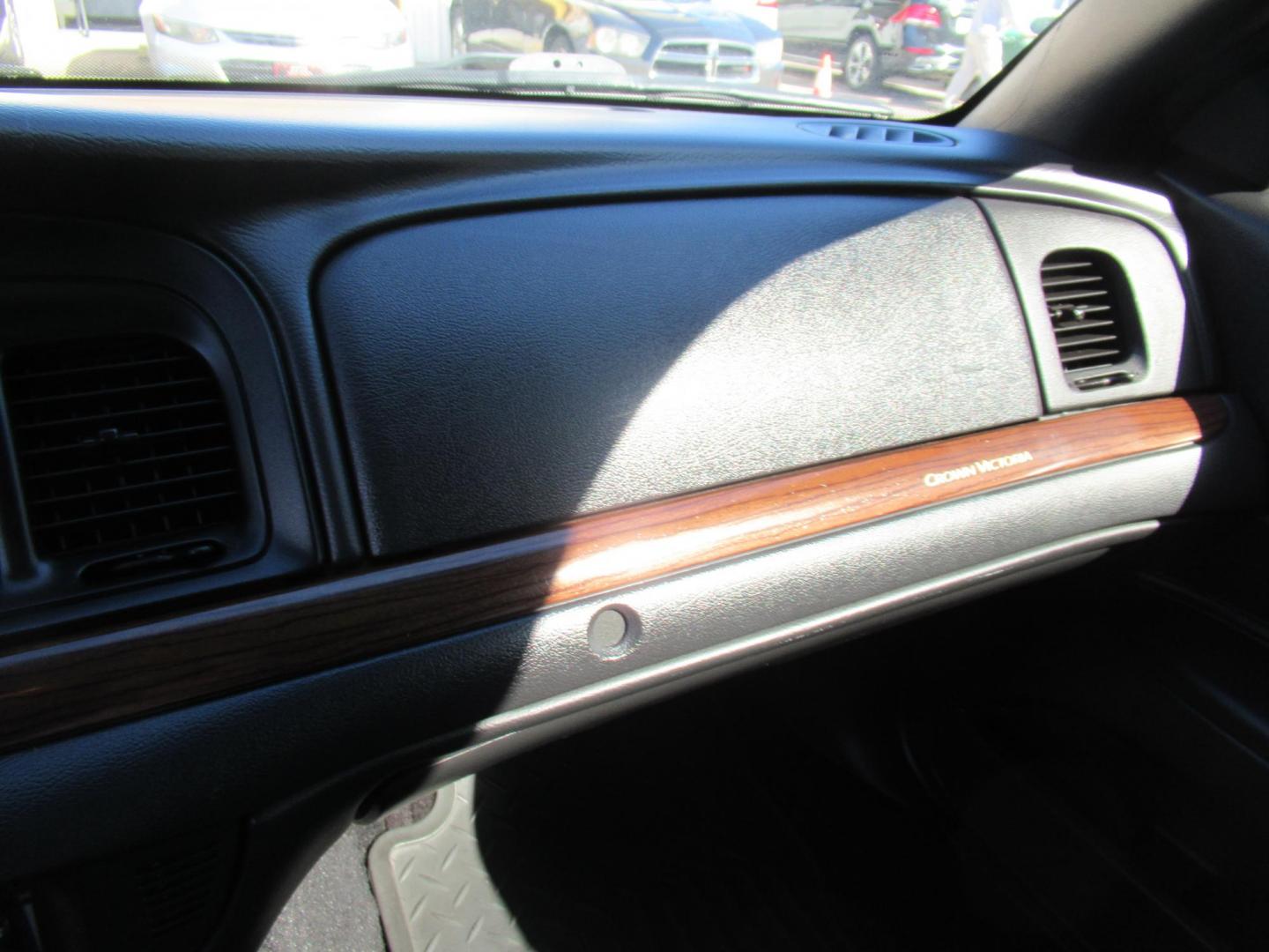 2007 Black /Black Ford Crown Victoria LX (2FAFP74V97X) with an 4.6L V8 SOHC 16V FFV engine, 4-Speed Automatic Overdrive transmission, located at 1511 North Shepherd Dr., Houston, TX, 77008, (281) 657-1221, 29.798361, -95.412560 - 2007 FORD CROWN VICTORIA LX VIN: 2FAFP74V97X111216 2 F A F P 7 4 V 9 7 X 1 1 1 2 1 6 SEDAN 4 DR 4.6L V8 F SOHC FLEX FUEL VERY CLEAN WELL MAINTAINED LOW LOW MILES RUNS GREAT REAR WHEEL DRIVE READY TO DRIVE - Photo#5